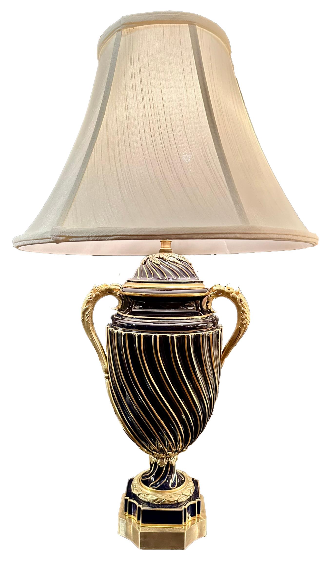 Paar antike französische kobaltblaue Porzellanlampen mit Ormolu-Fassungen, CIRCA 1900-1910.