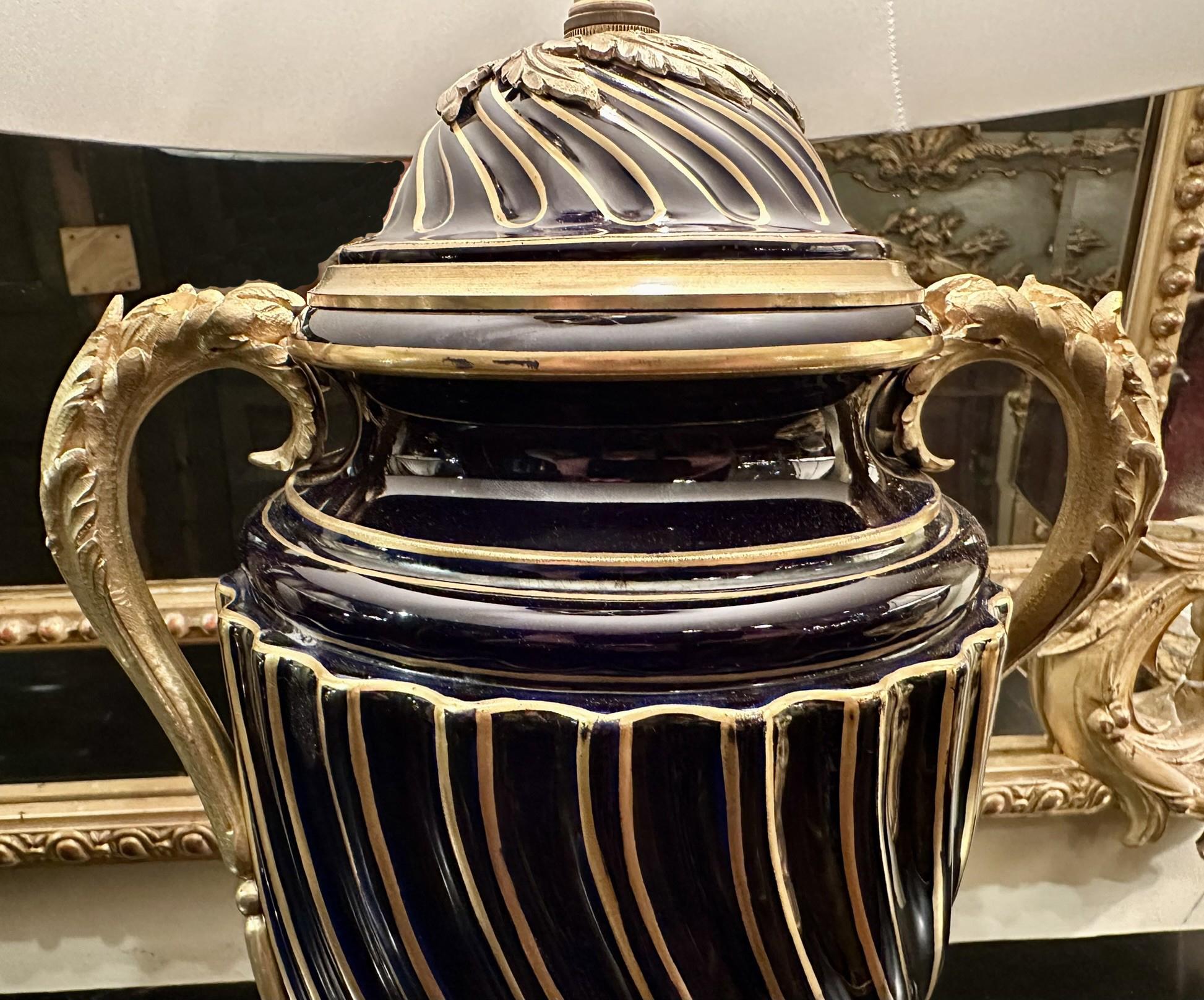 Paar Antique French Cobalt Porzellanlampen mit Ormolu-Fassungen, CIRCA 1900-1910. im Zustand „Gut“ im Angebot in New Orleans, LA
