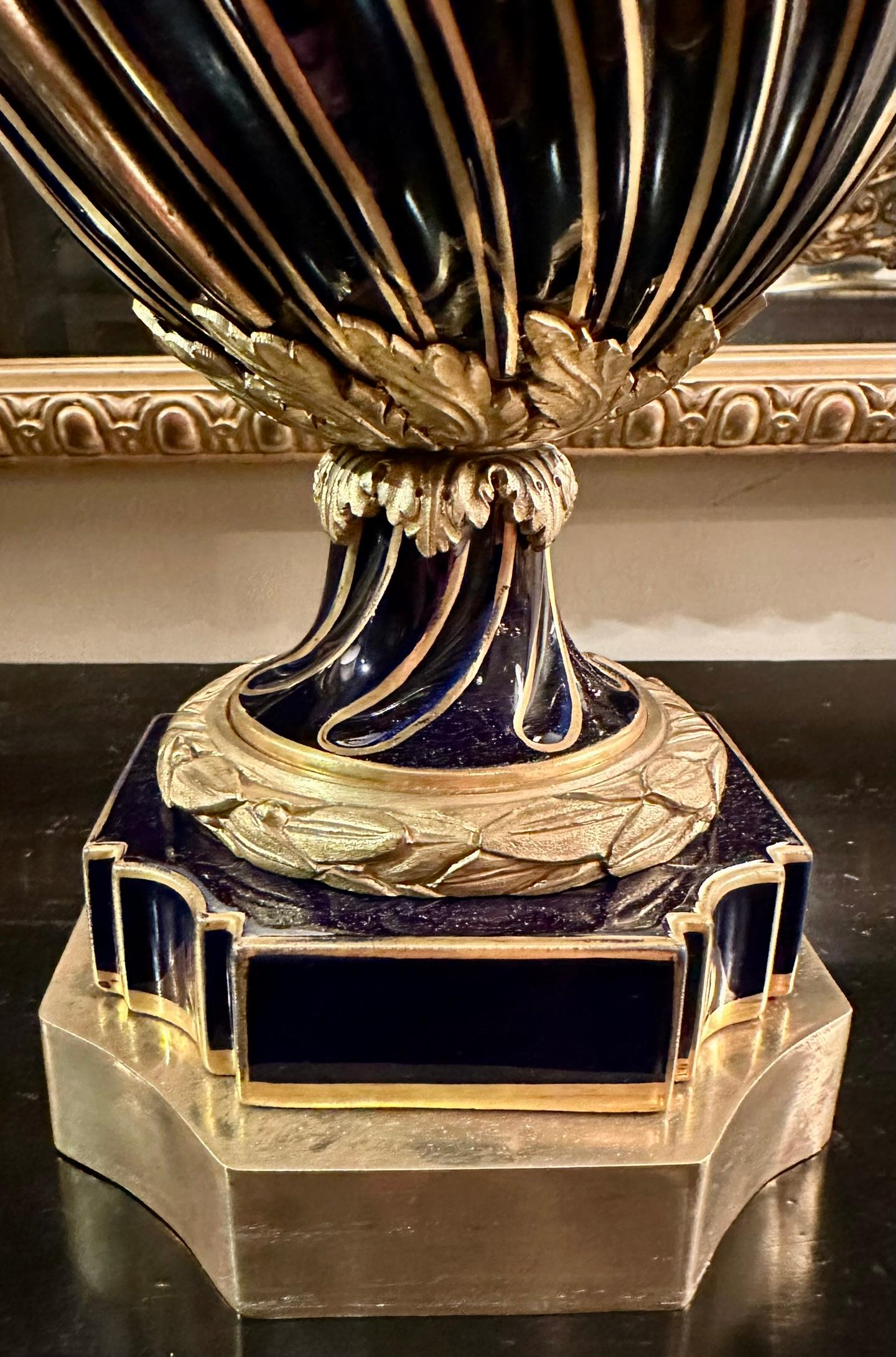 Paar Antique French Cobalt Porzellanlampen mit Ormolu-Fassungen, CIRCA 1900-1910. im Angebot 1