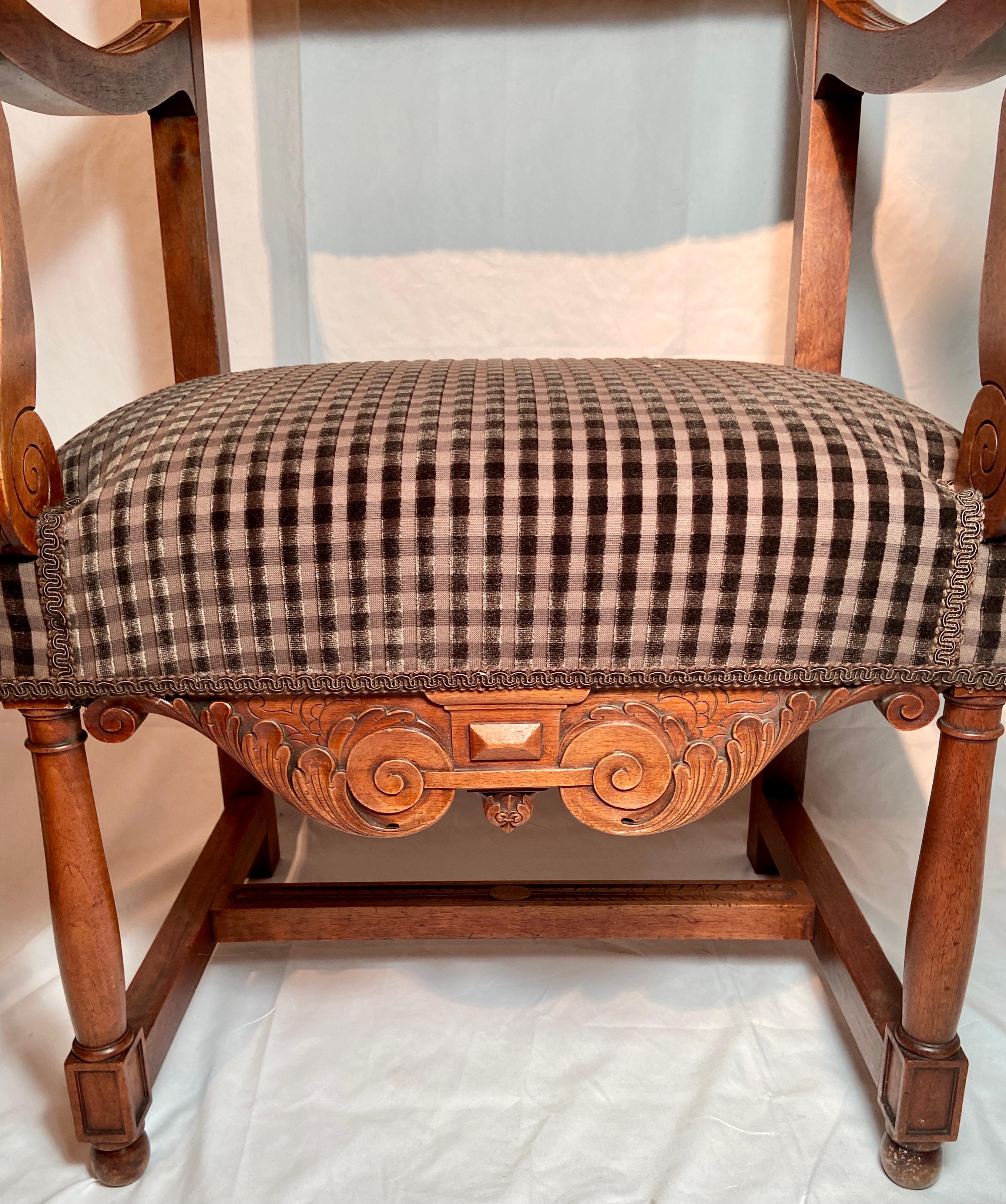 XIX secolo Coppia di poltrone in noce intagliato di Antique French Country, circa 1800 in vendita