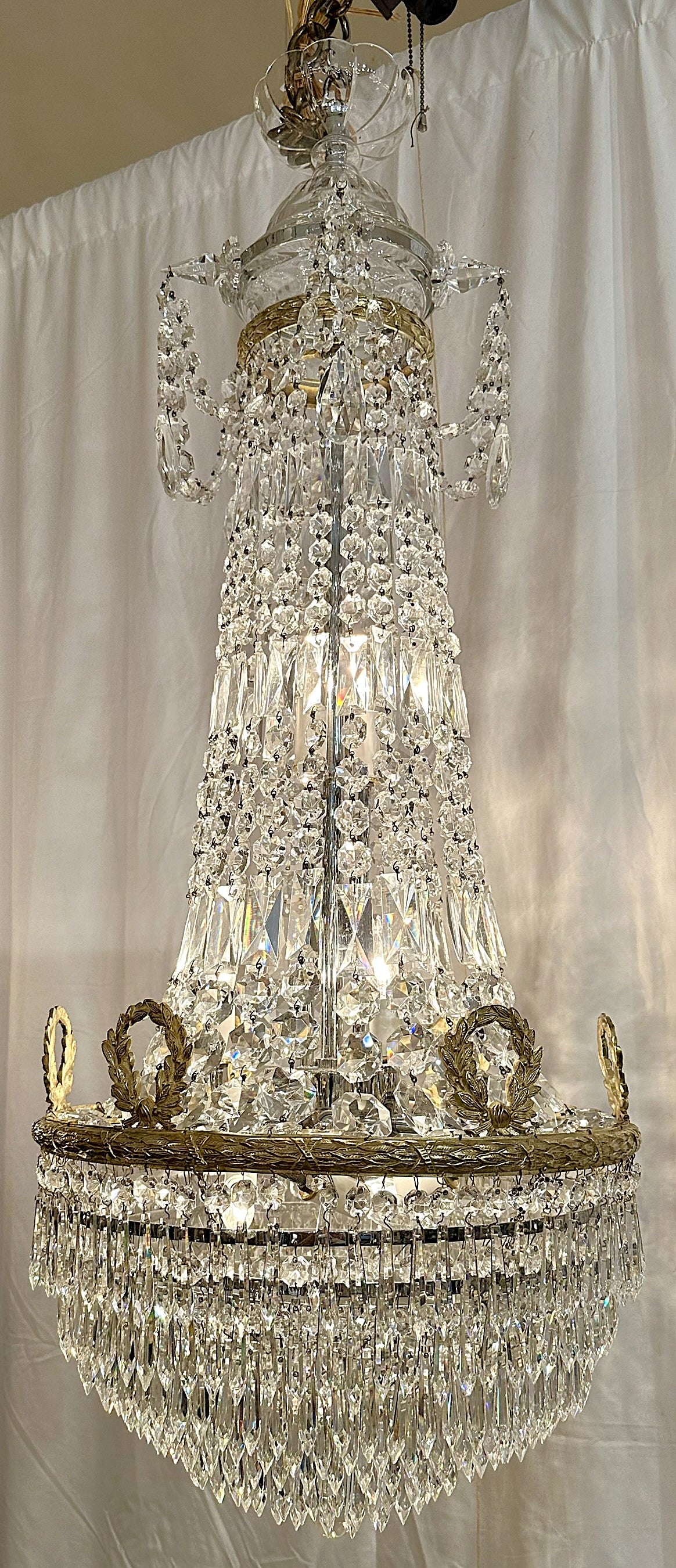Francese Coppia di lampadari antichi in cristallo francese e bronzo dorato, CIRCA 1890. in vendita