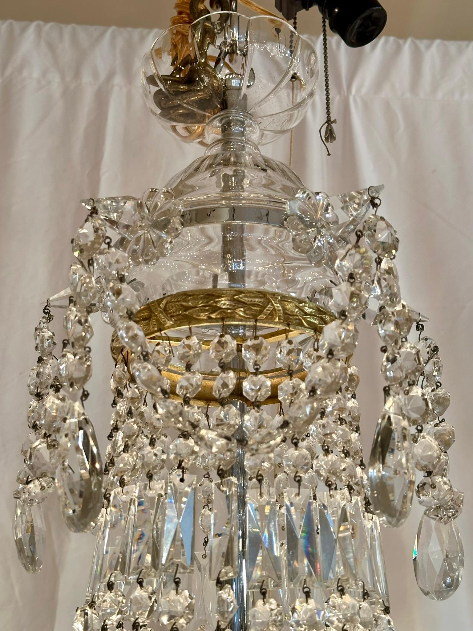 XIX secolo Coppia di lampadari antichi in cristallo francese e bronzo dorato, CIRCA 1890. in vendita