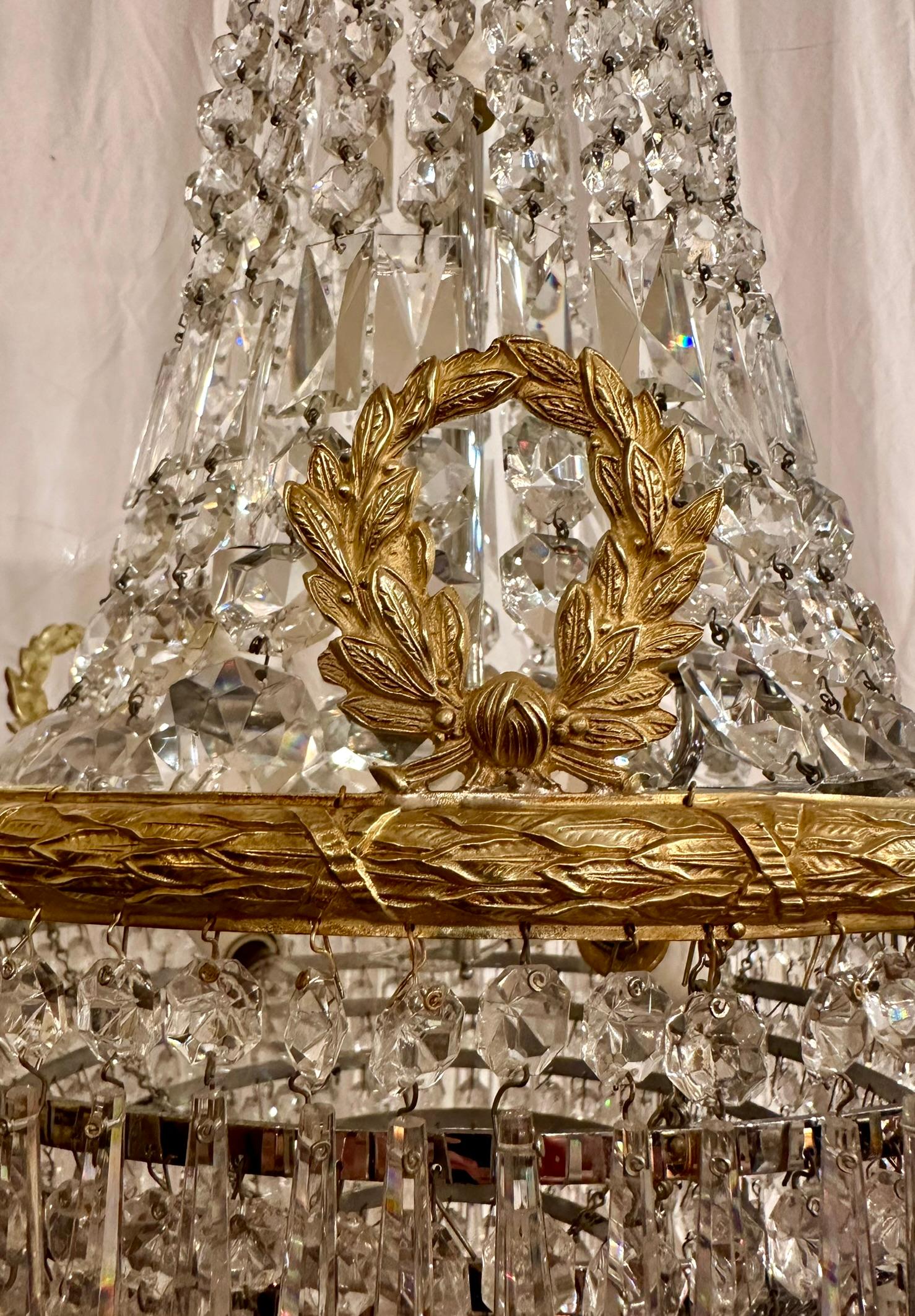 Coppia di lampadari antichi in cristallo francese e bronzo dorato, CIRCA 1890. in vendita 1