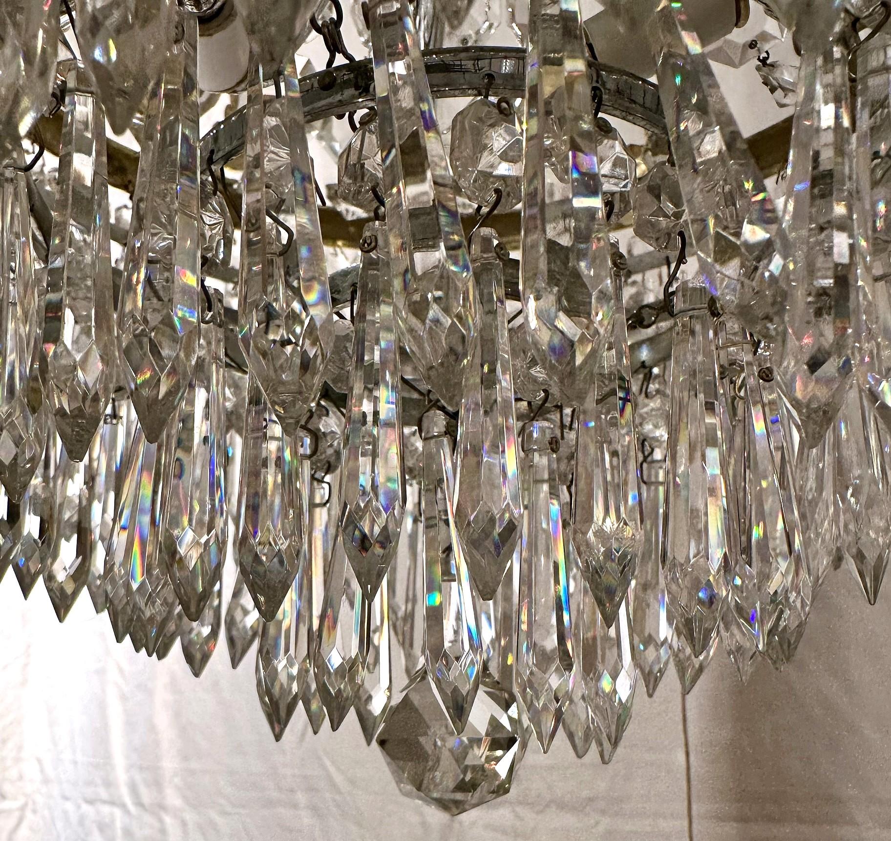 Coppia di lampadari antichi in cristallo francese e bronzo dorato, CIRCA 1890. in vendita 2