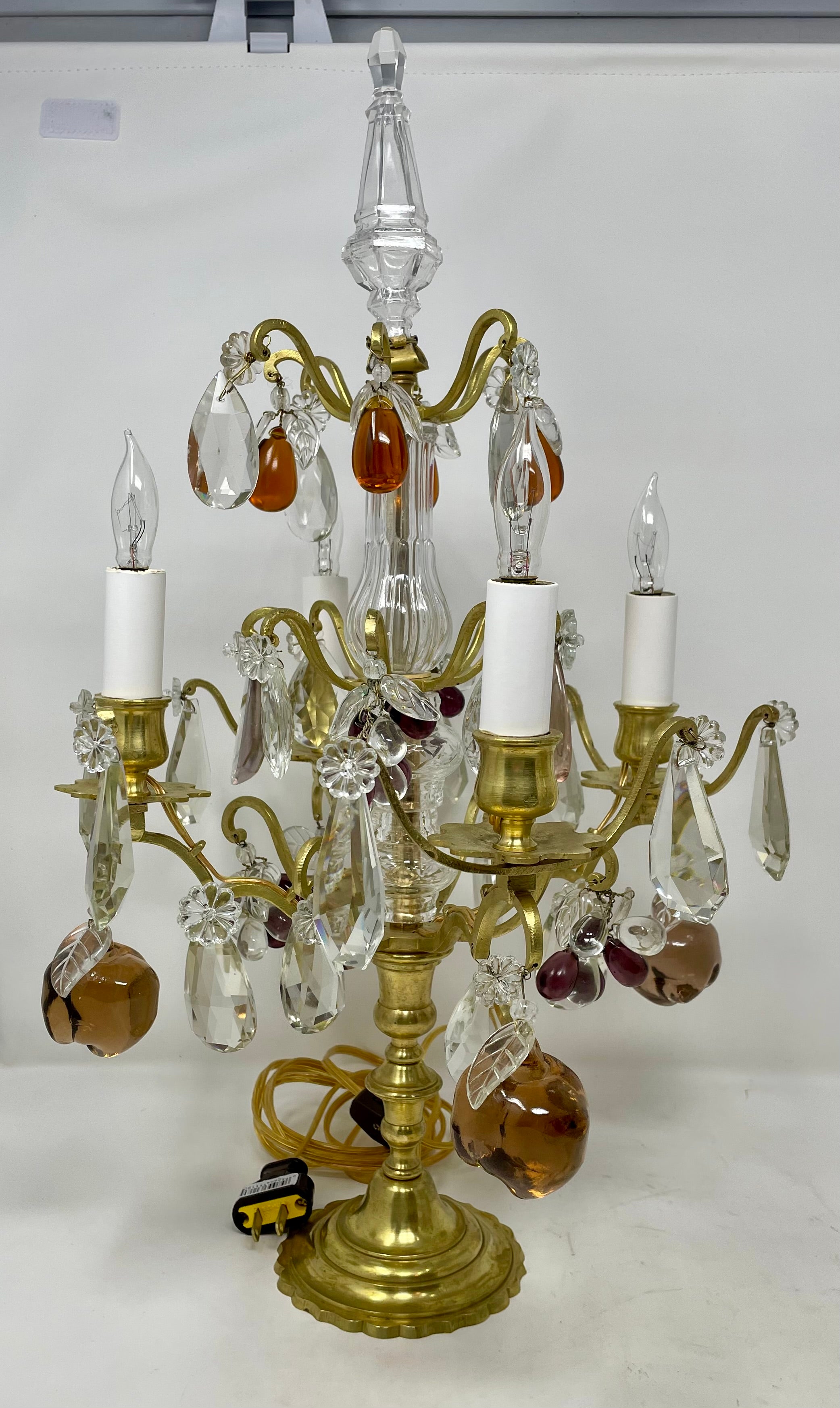 Coppia di antiche girandole francesi in cristallo e bronzo dorato, circa 1890.
Con prismi di cristallo sia colorati che trasparenti.
