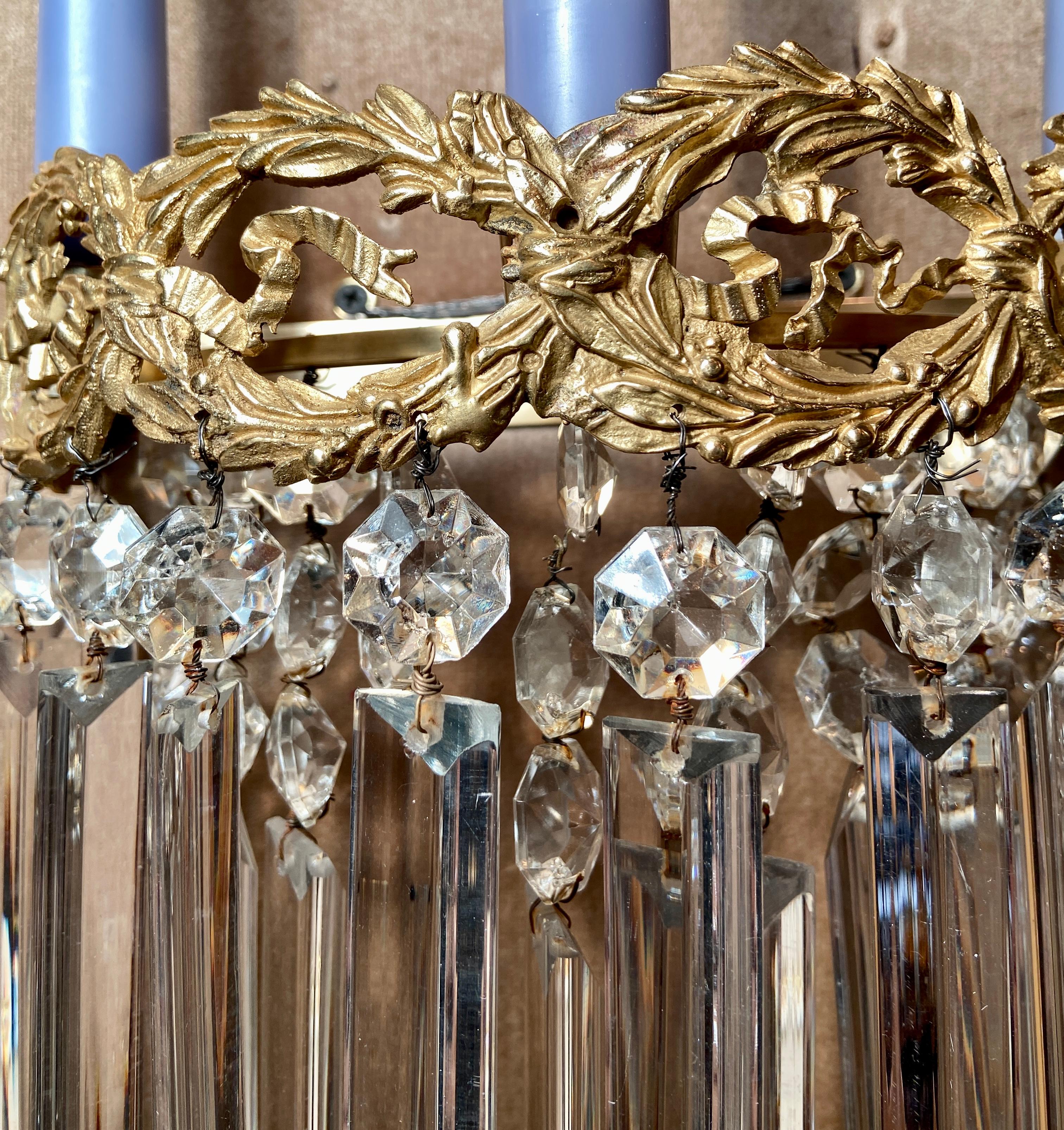 Paire d'appliques françaises anciennes en cristal et bronze doré, vers les années 1890 Bon état - En vente à New Orleans, LA