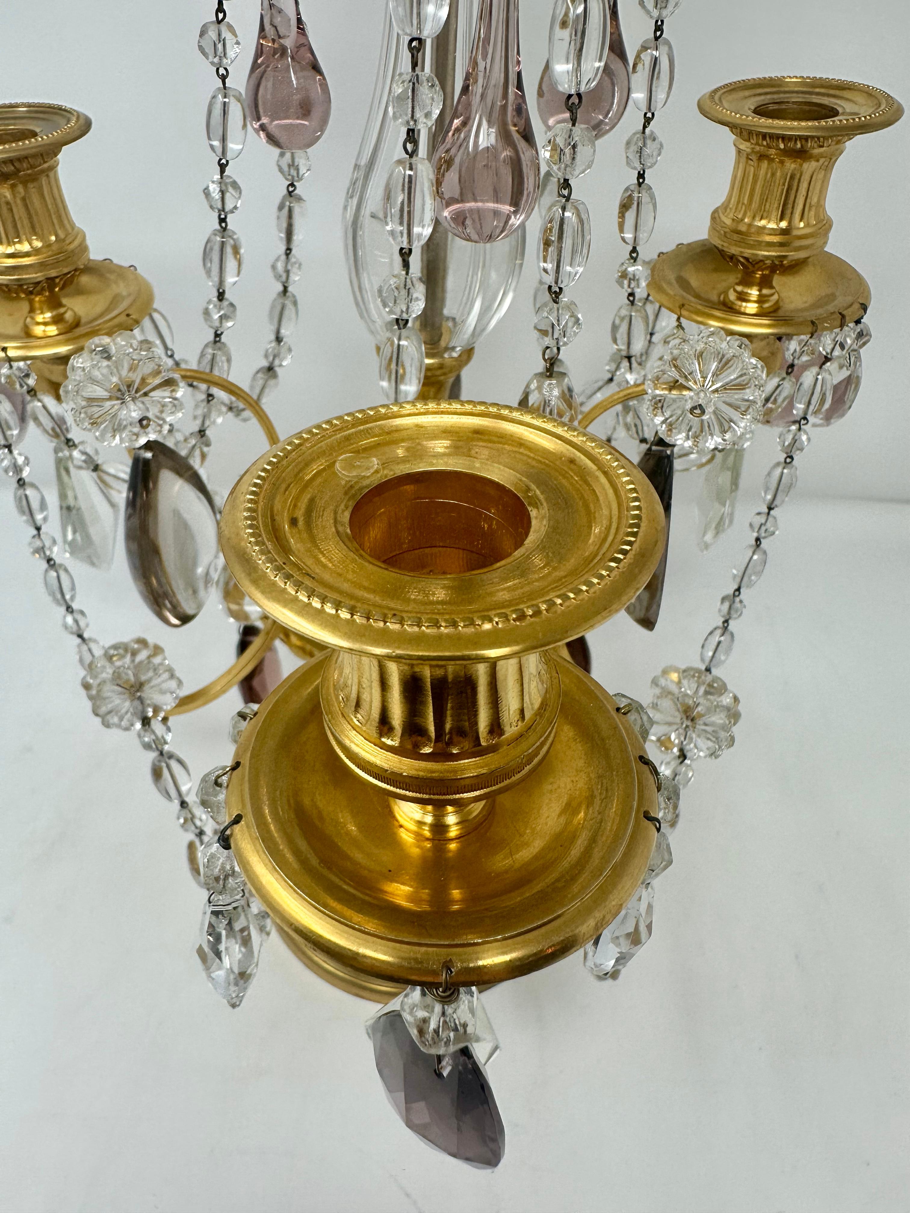 XIXe siècle Paire de Girondoles françaises anciennes en cristal taillé et bronze d'or, vers 1890. en vente