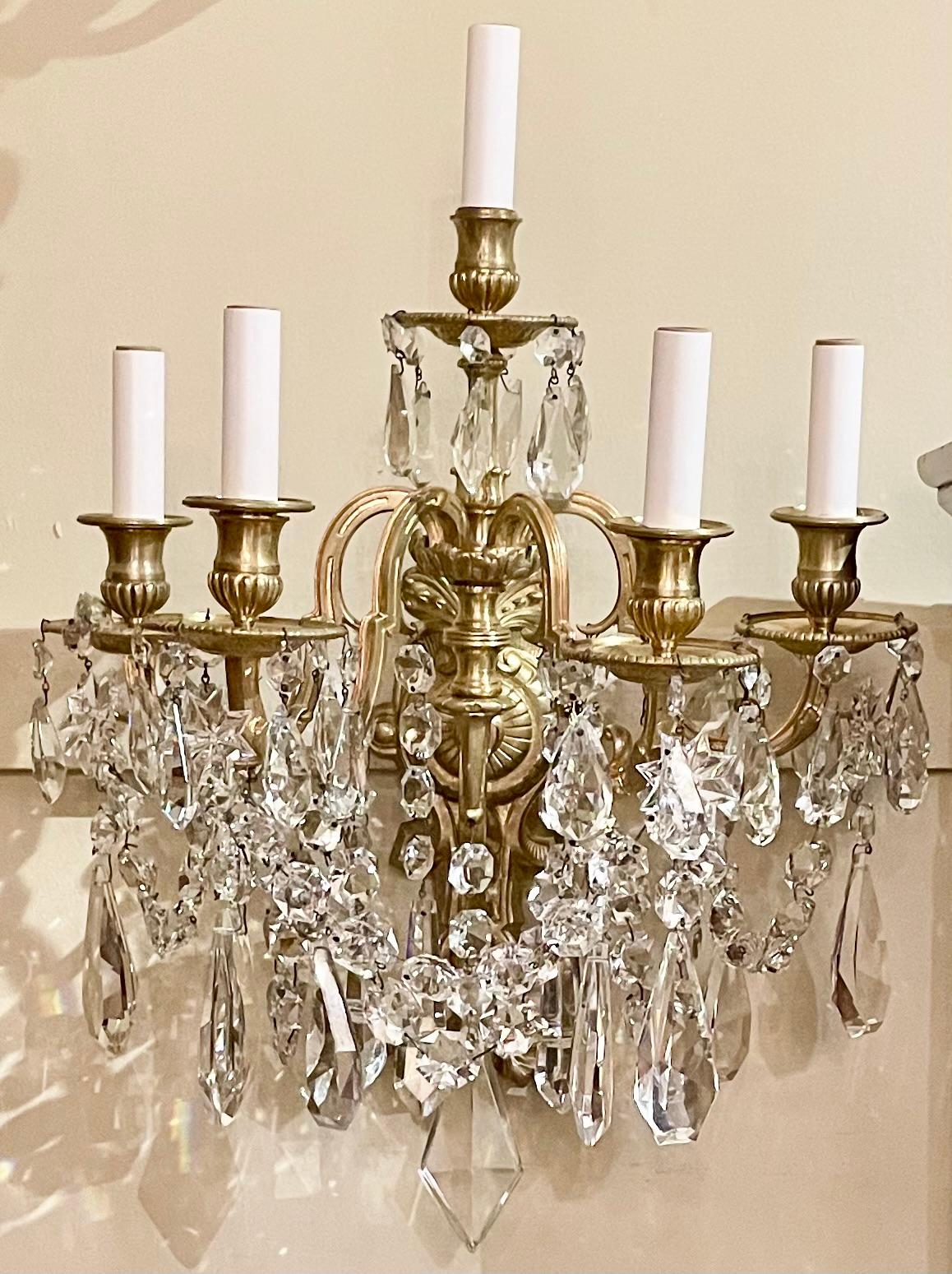 Français Paire d'appliques anciennes à 5 lumières en cristal taillé français et bronze doré, vers 1890. en vente