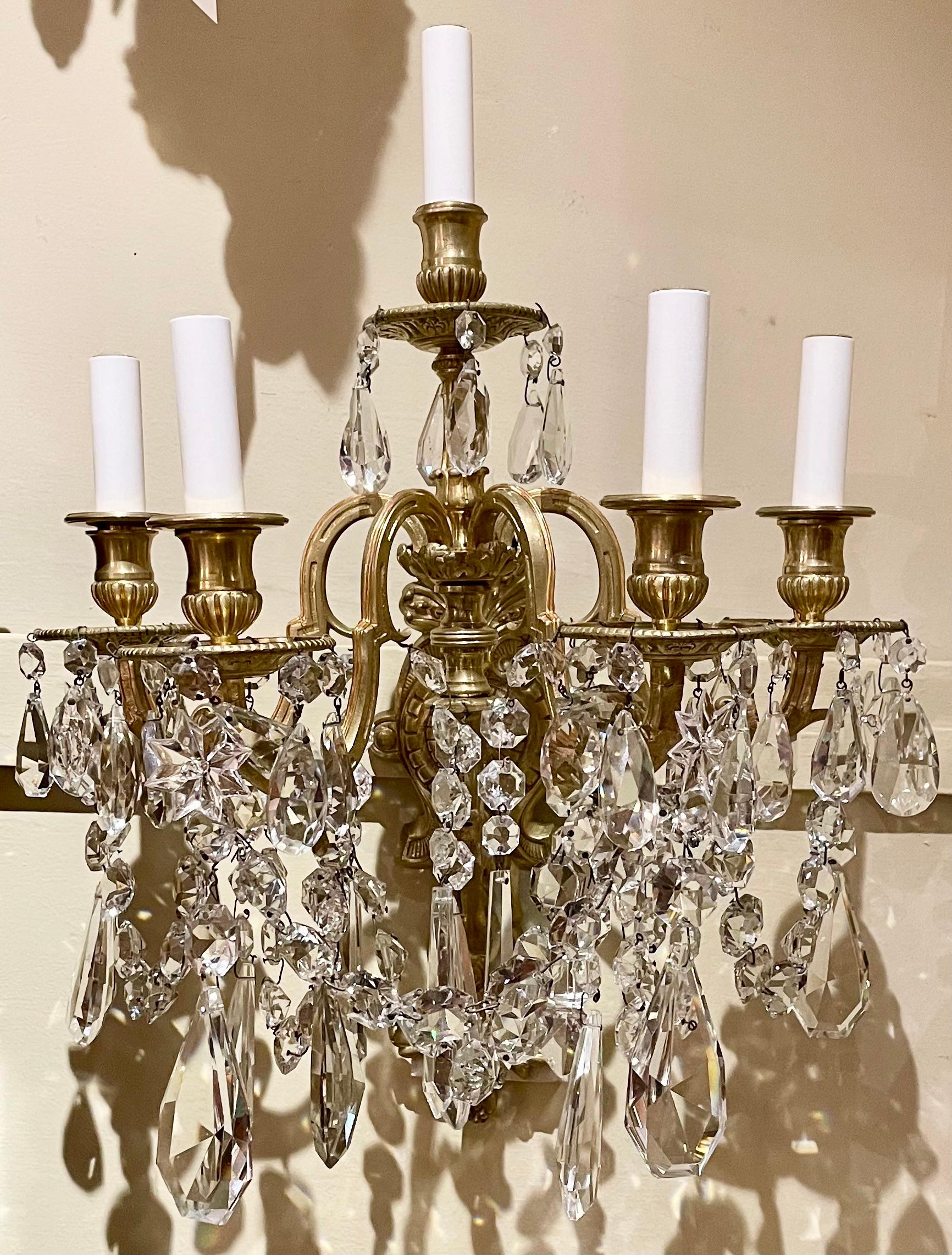 Paire d'appliques anciennes à 5 lumières en cristal taillé français et bronze doré, vers 1890. Bon état - En vente à New Orleans, LA