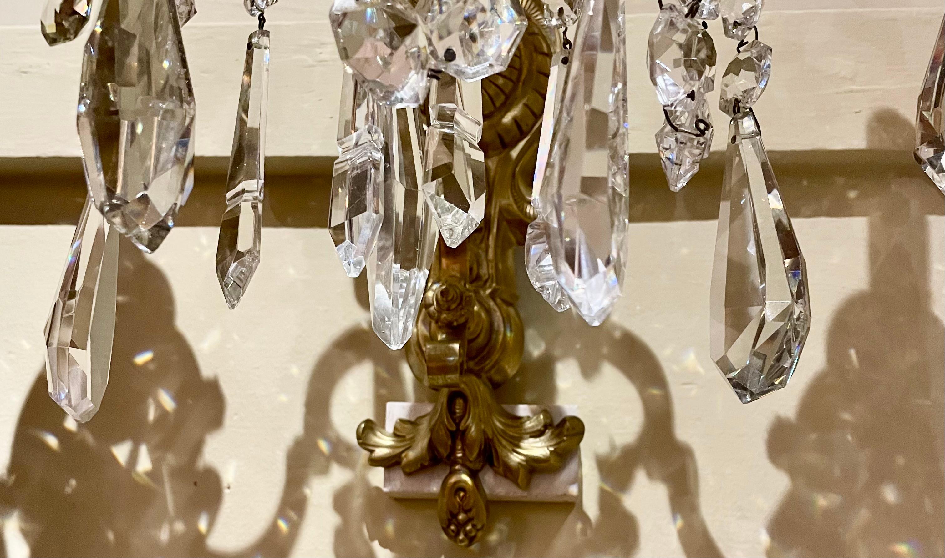 XIXe siècle Paire d'appliques anciennes à 5 lumières en cristal taillé français et bronze doré, vers 1890. en vente