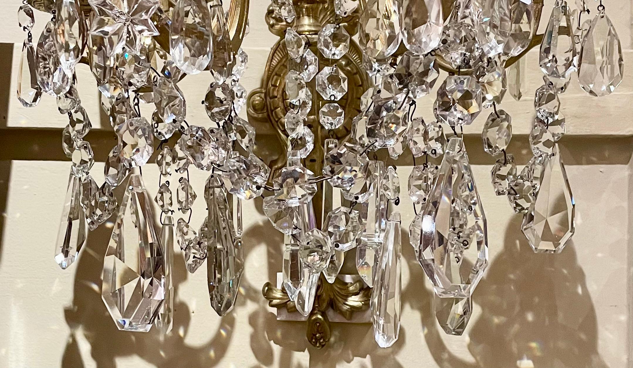 Bronze Paire d'appliques anciennes à 5 lumières en cristal taillé français et bronze doré, vers 1890. en vente