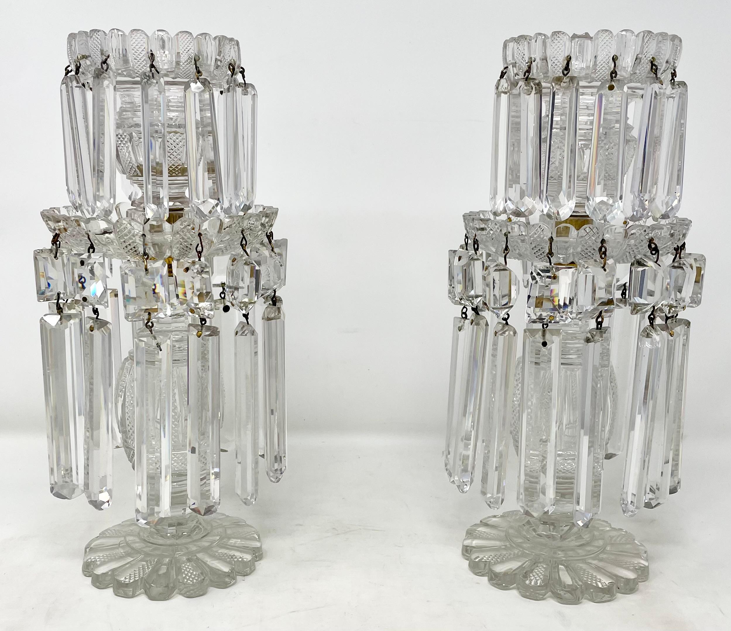 Paire de chandeliers anciens en cristal taillé français avec des prismes suspendus, vers 1875-1895.
