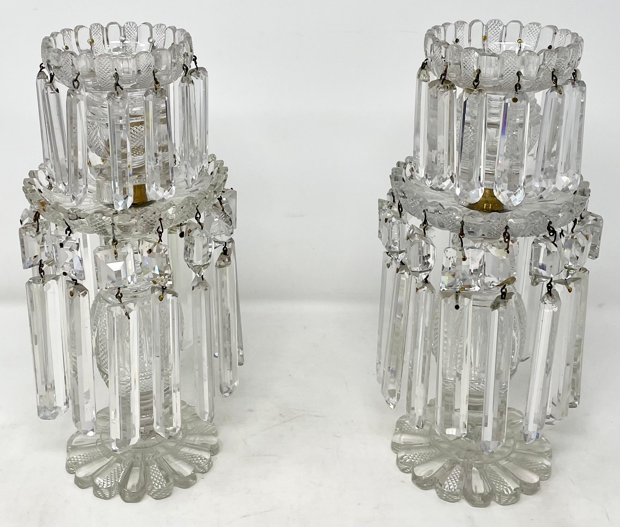 Français Paire de chandeliers anciens en cristal taillé français avec prismes suspendus datant d'environ 1875-1895 en vente