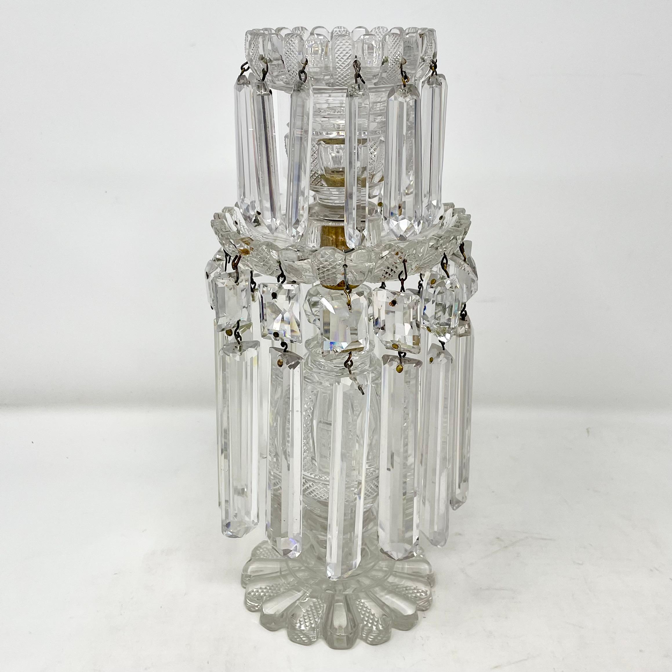 XIXe siècle Paire de chandeliers anciens en cristal taillé français avec prismes suspendus datant d'environ 1875-1895 en vente