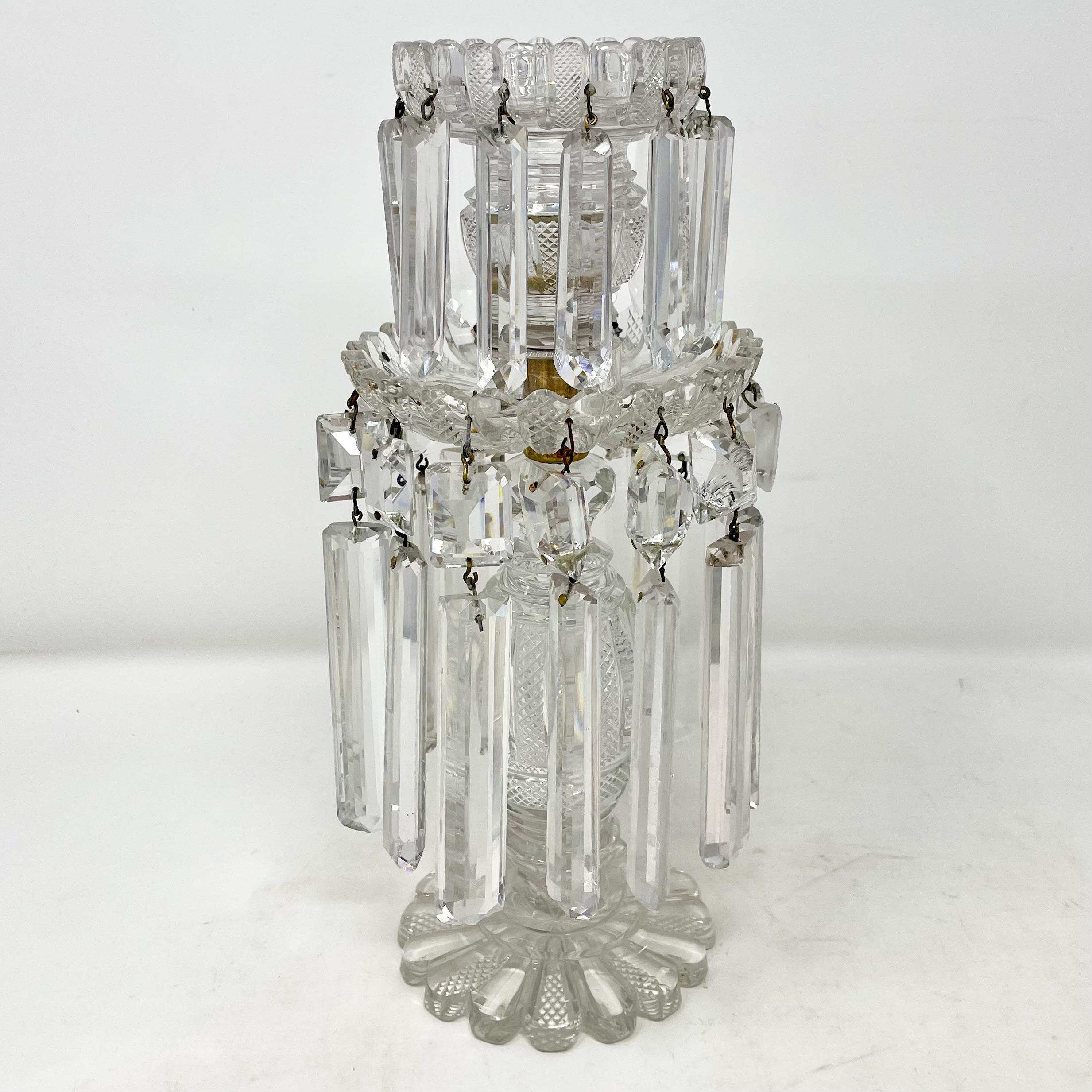 Cristal Paire de chandeliers anciens en cristal taillé français avec prismes suspendus datant d'environ 1875-1895 en vente