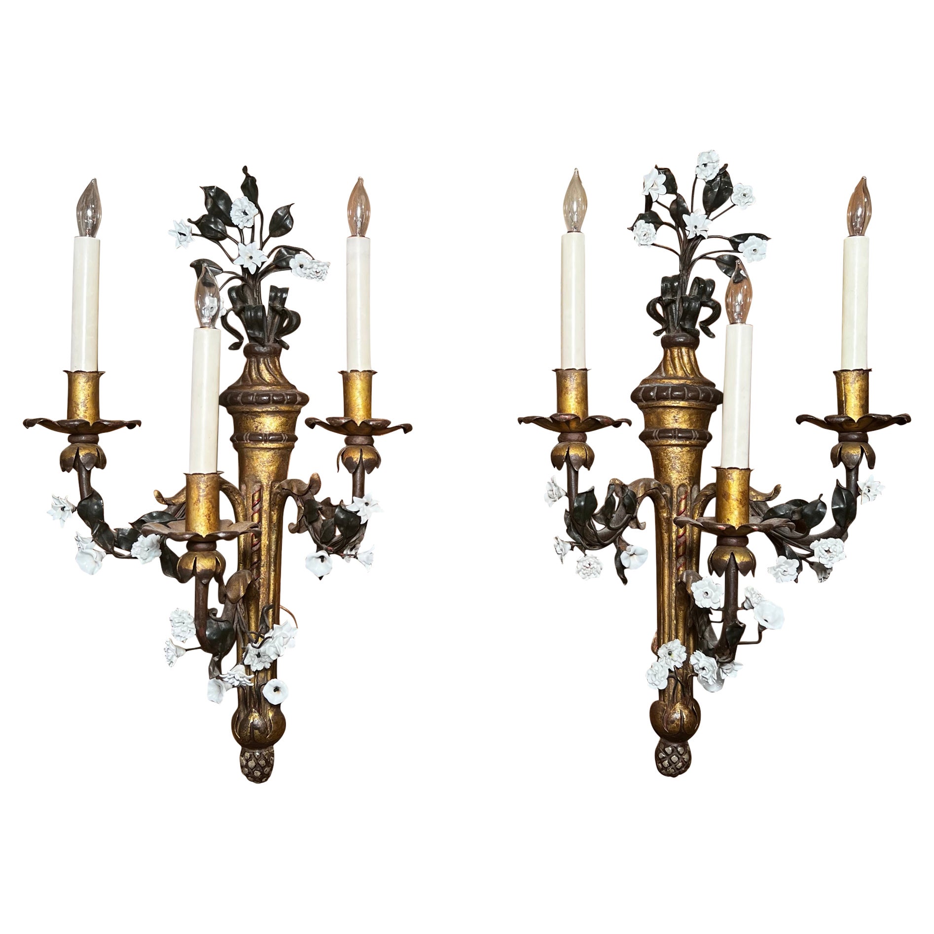 Paire d'appliques décoratives françaises anciennes en tôle avec fleurs en porcelaine en vente