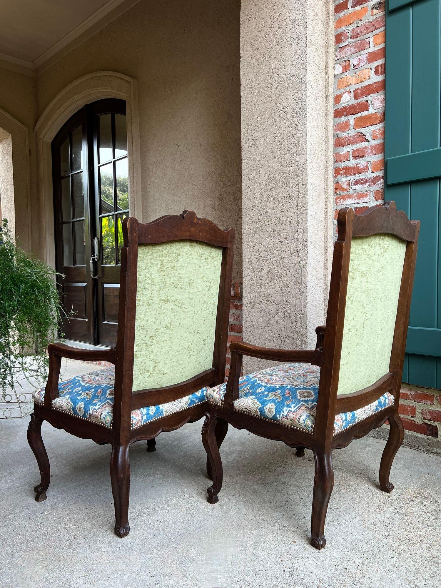 COPPIA Antique French Dining Arm Chair Louis XV Carved Oak Blu Persian textile in vendita 2