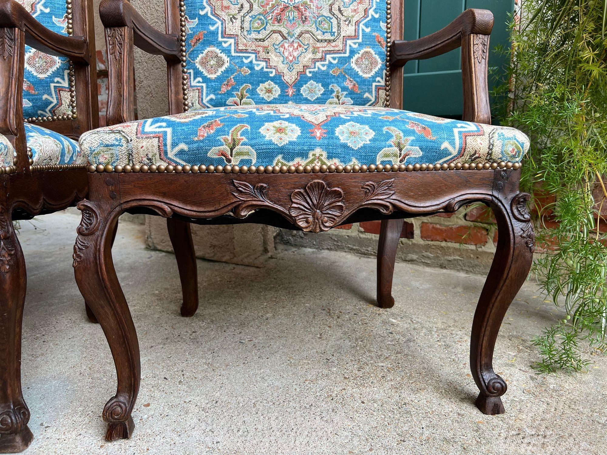 COPPIA Antique French Dining Arm Chair Louis XV Carved Oak Blu Persian textile in vendita 3