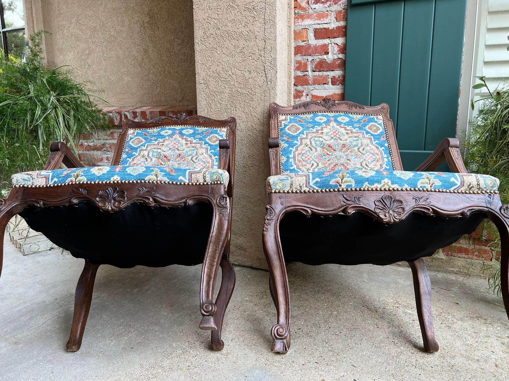COPPIA Antique French Dining Arm Chair Louis XV Carved Oak Blu Persian textile in vendita 4
