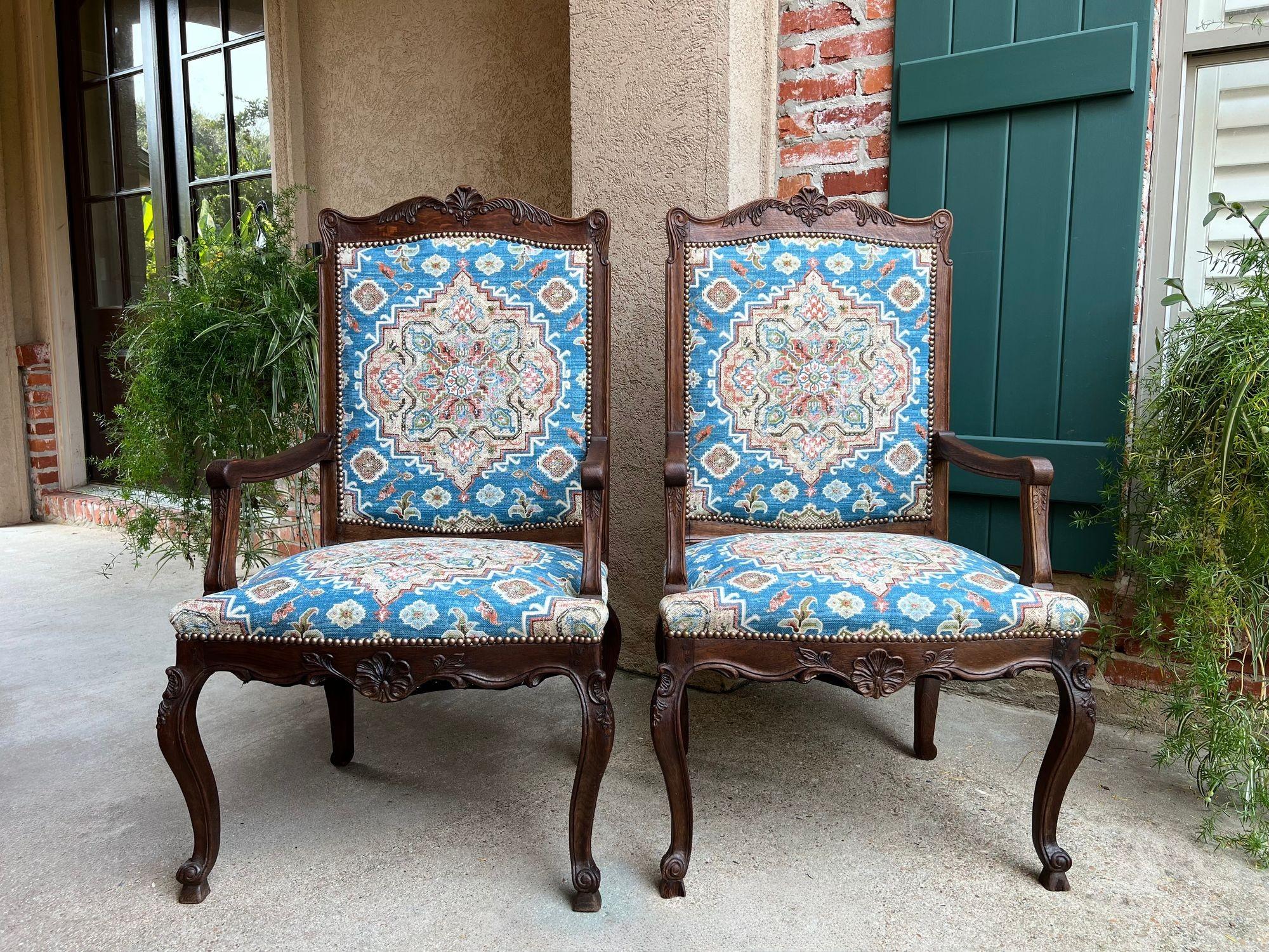 COPPIA Antique French Dining Arm Chair Louis XV Carved Oak Blu Persian textile in vendita 5