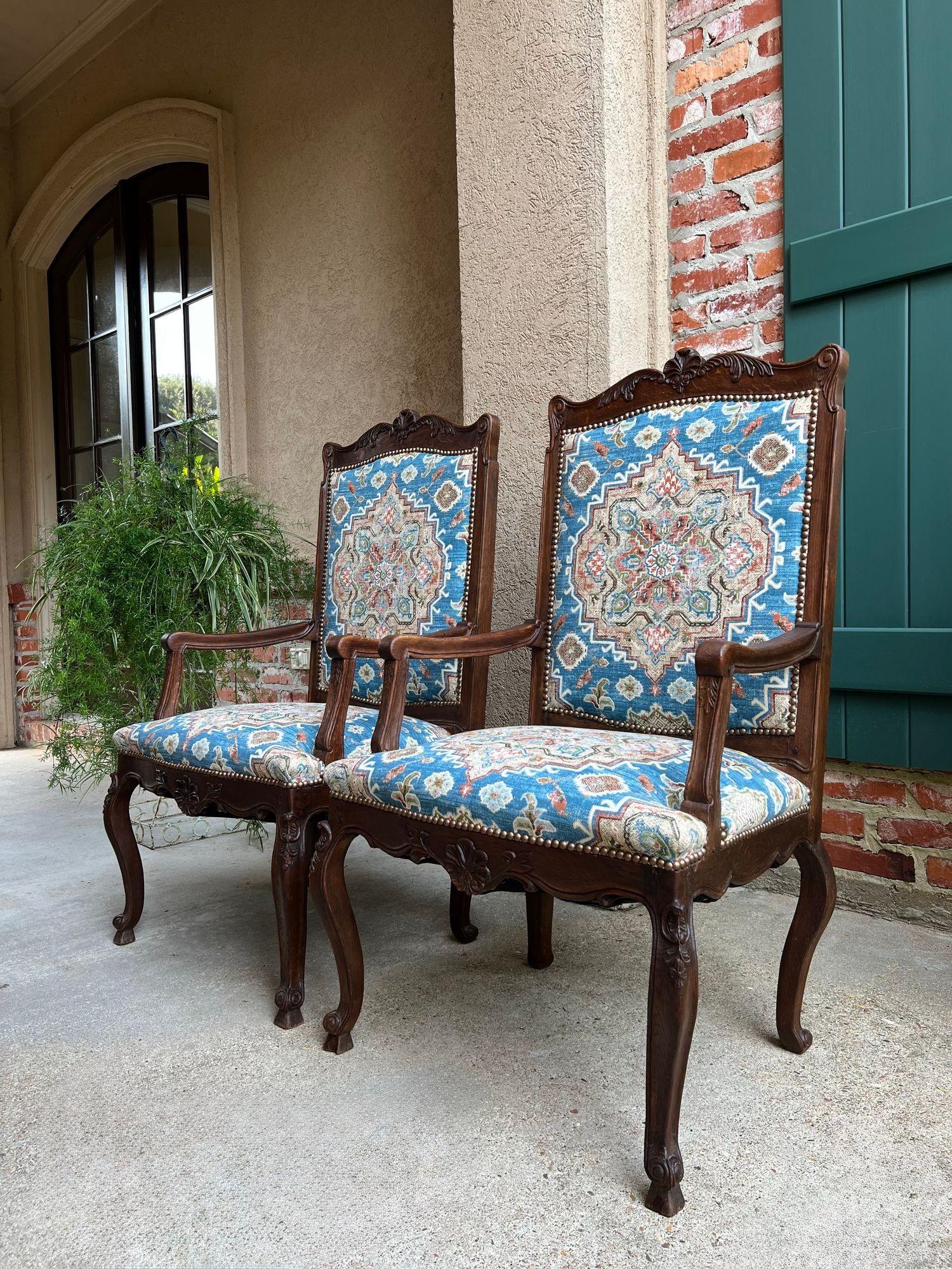 COPPIA Antique French Dining Arm Chair Louis XV Carved Oak Blu Persian textile in vendita 6