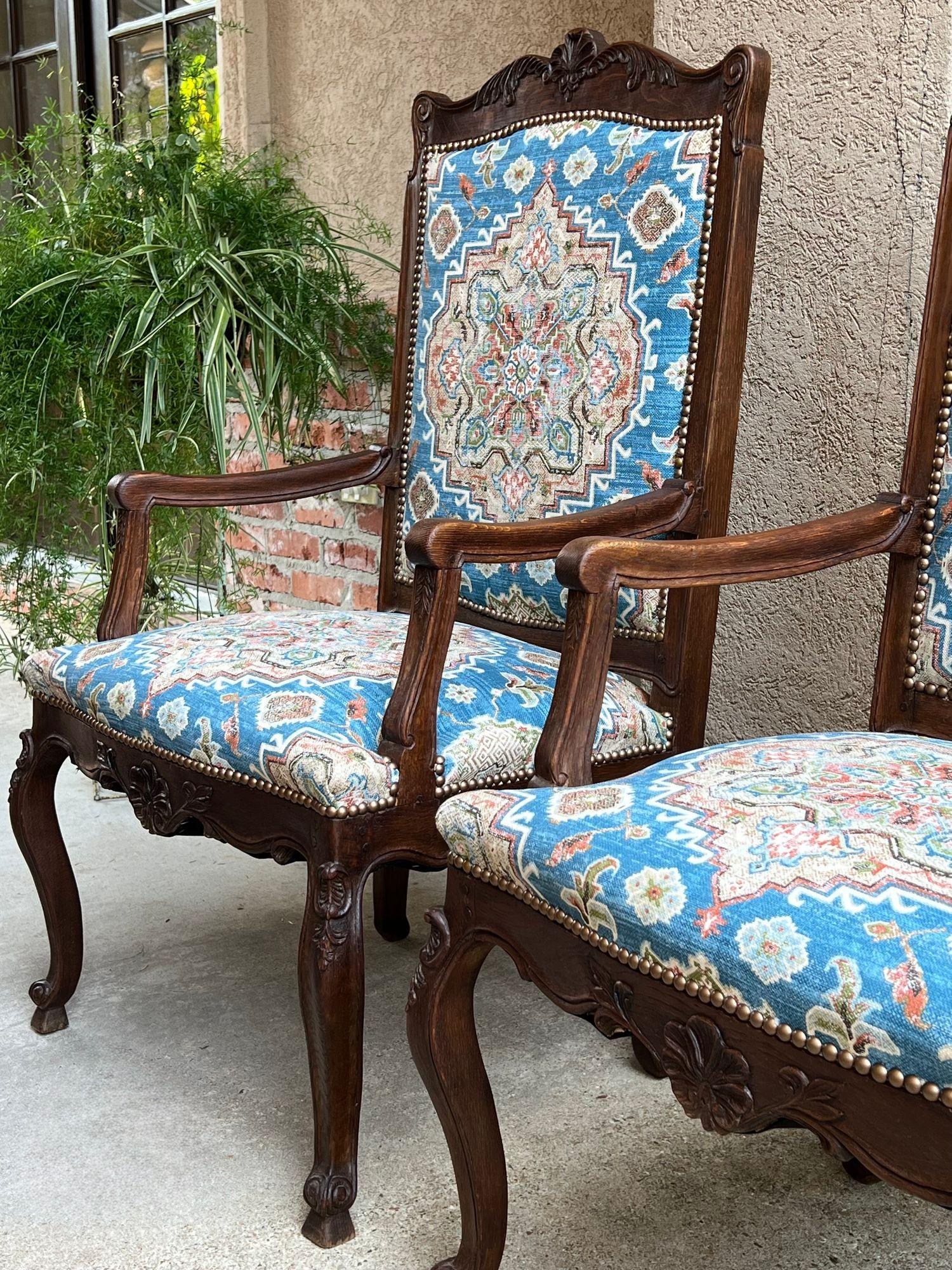COPPIA Antique French Dining Arm Chair Louis XV Carved Oak Blu Persian textile in vendita 7