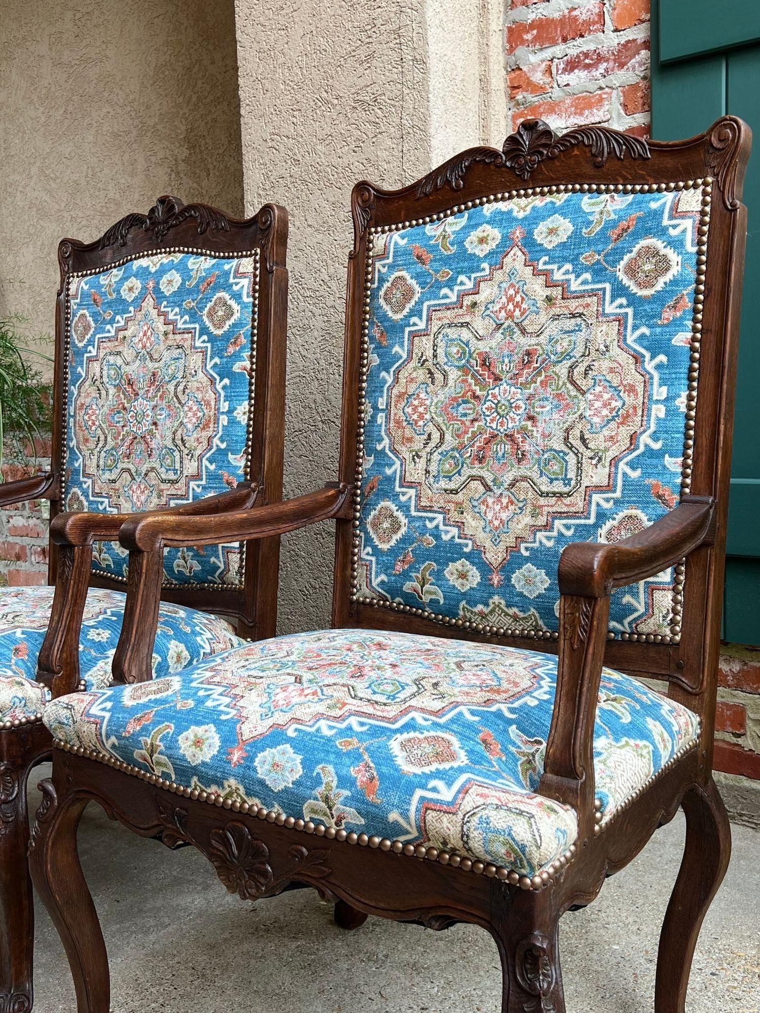 COPPIA Antique French Dining Arm Chair Louis XV Carved Oak Blu Persian textile in vendita 8