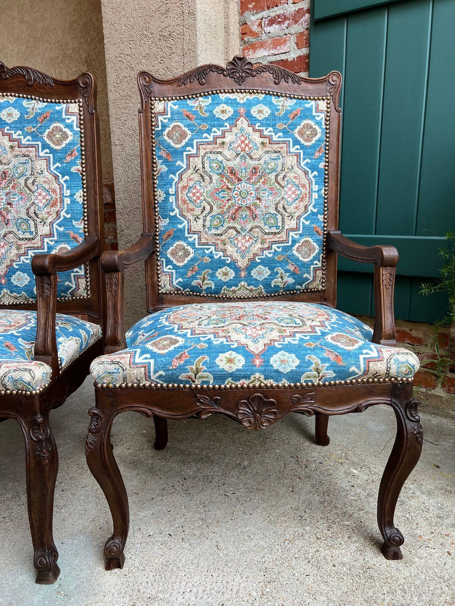 COPPIA Antique French Dining Arm Chair Louis XV Carved Oak Blu Persian textile in vendita 9