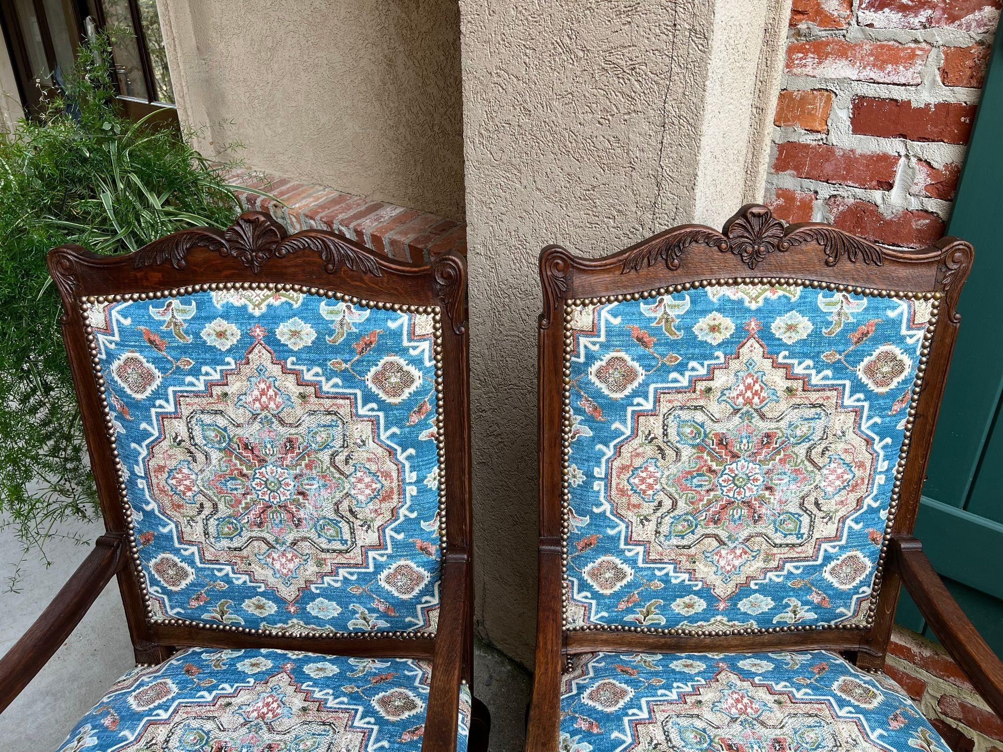 COPPIA Antique French Dining Arm Chair Louis XV Carved Oak Blu Persian textile in vendita 11