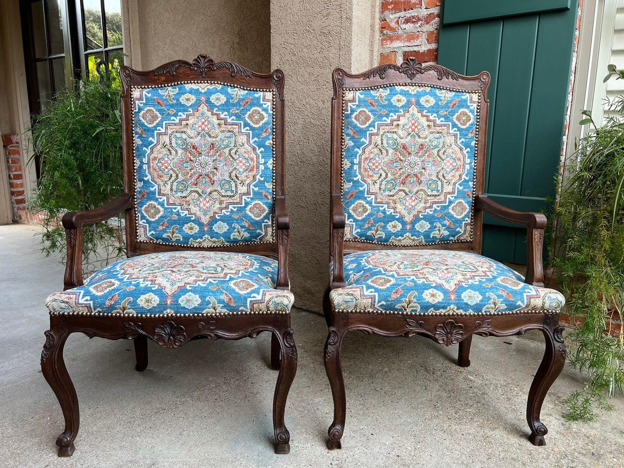 COPPIA Antique French Dining Arm Chair Louis XV Carved Oak Blue Persian textile.

Direttamente dalla Francia, una straordinaria coppia di poltrone antiche finemente intagliate con l'eleganza del design francese Luigi XV. Ogni sedia presenta una