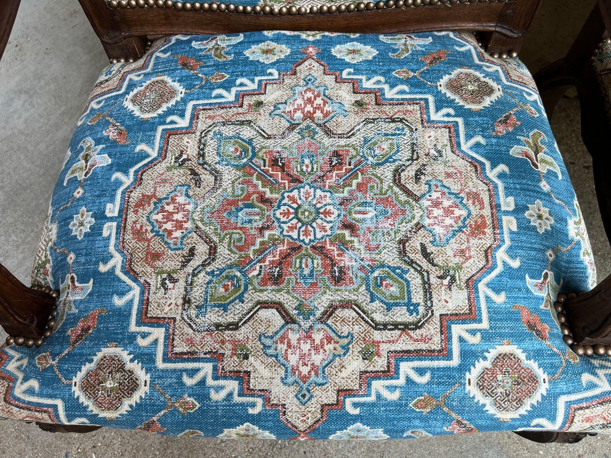 COPPIA Antique French Dining Arm Chair Louis XV Carved Oak Blu Persian textile in vendita 12