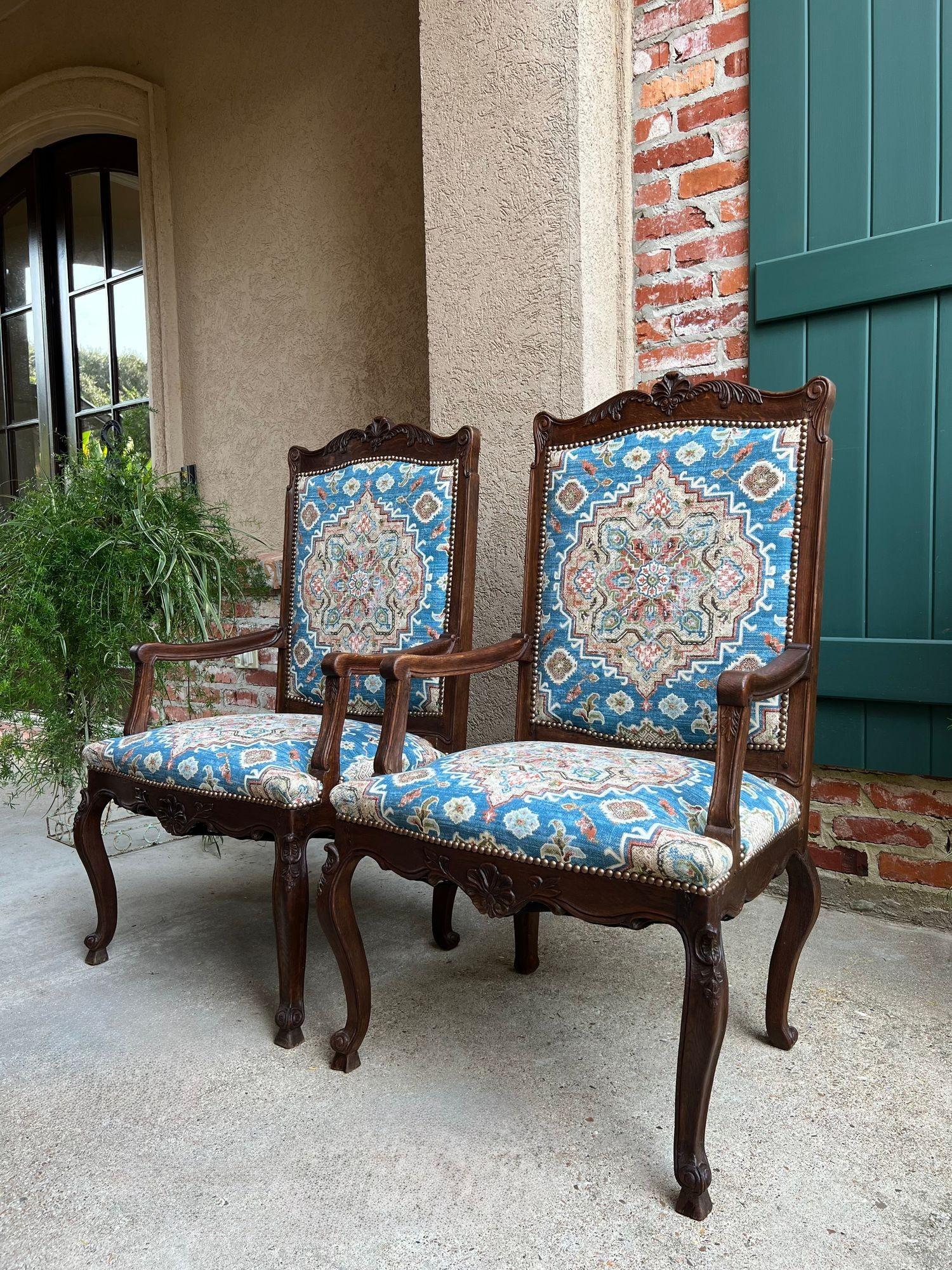 Luigi XV COPPIA Antique French Dining Arm Chair Louis XV Carved Oak Blu Persian textile in vendita