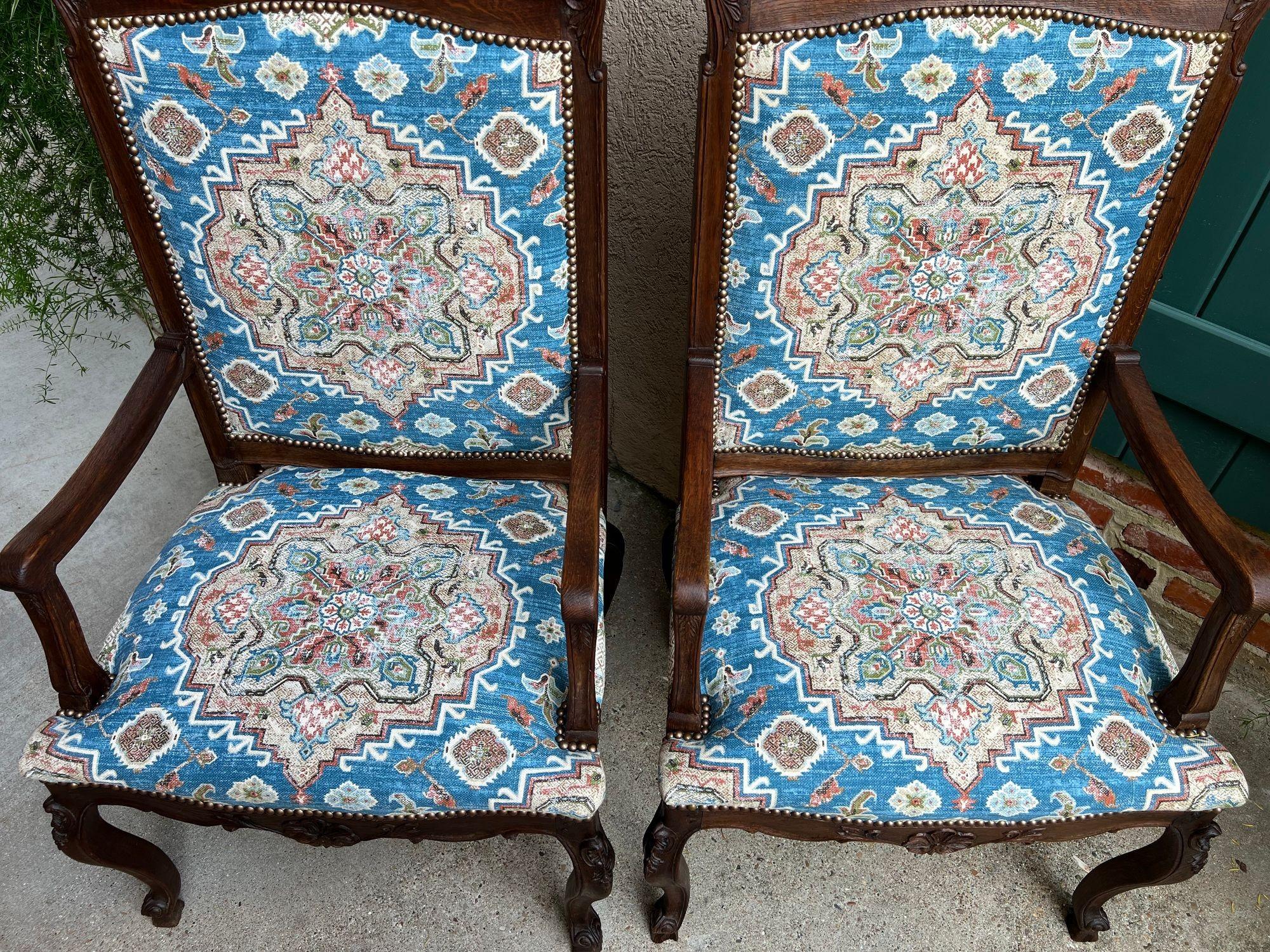 Intagliato a mano COPPIA Antique French Dining Arm Chair Louis XV Carved Oak Blu Persian textile in vendita