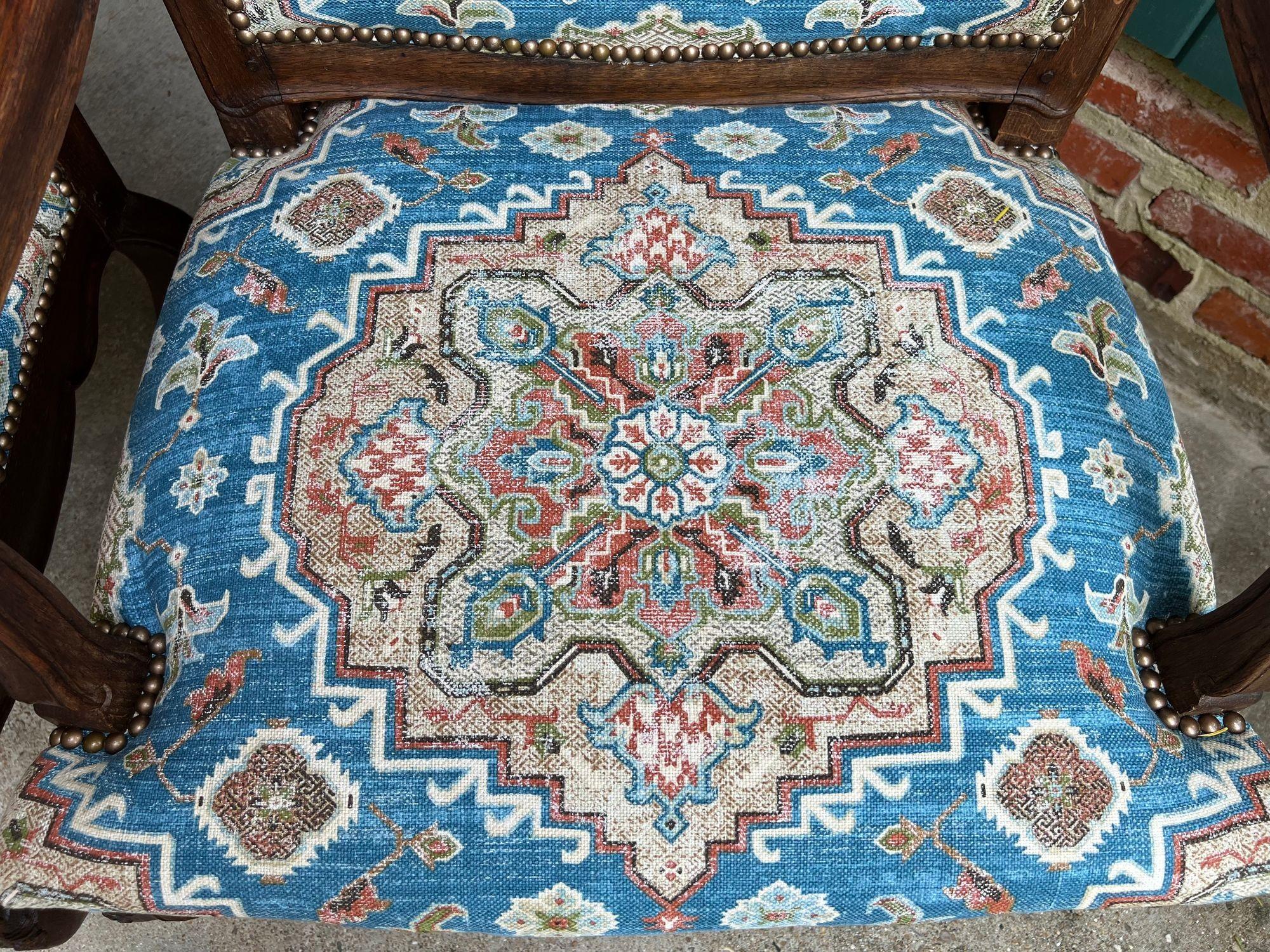 COPPIA Antique French Dining Arm Chair Louis XV Carved Oak Blu Persian textile In condizioni buone in vendita a Shreveport, LA
