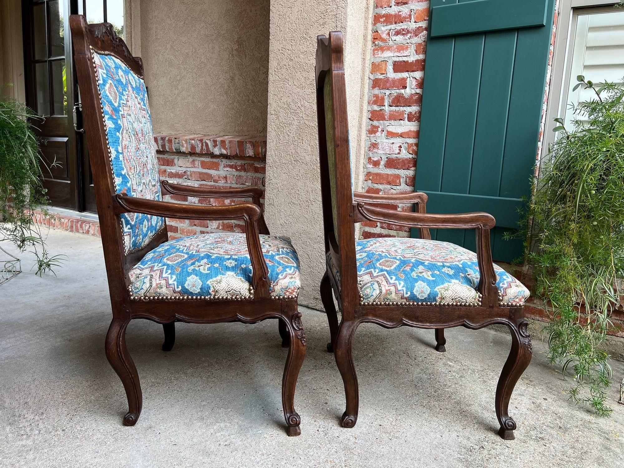 Inizio XX secolo COPPIA Antique French Dining Arm Chair Louis XV Carved Oak Blu Persian textile in vendita