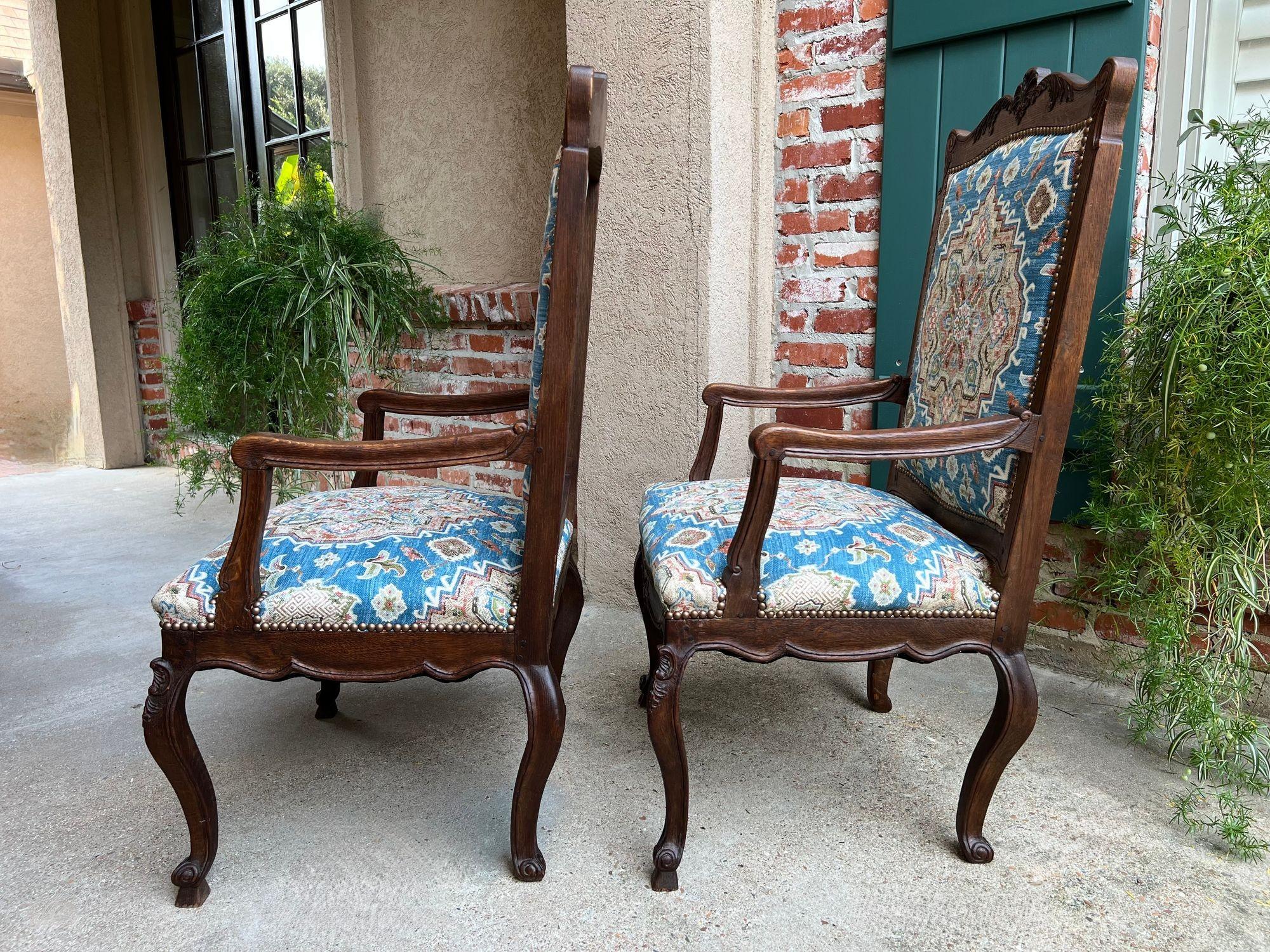 Tessile COPPIA Antique French Dining Arm Chair Louis XV Carved Oak Blu Persian textile in vendita