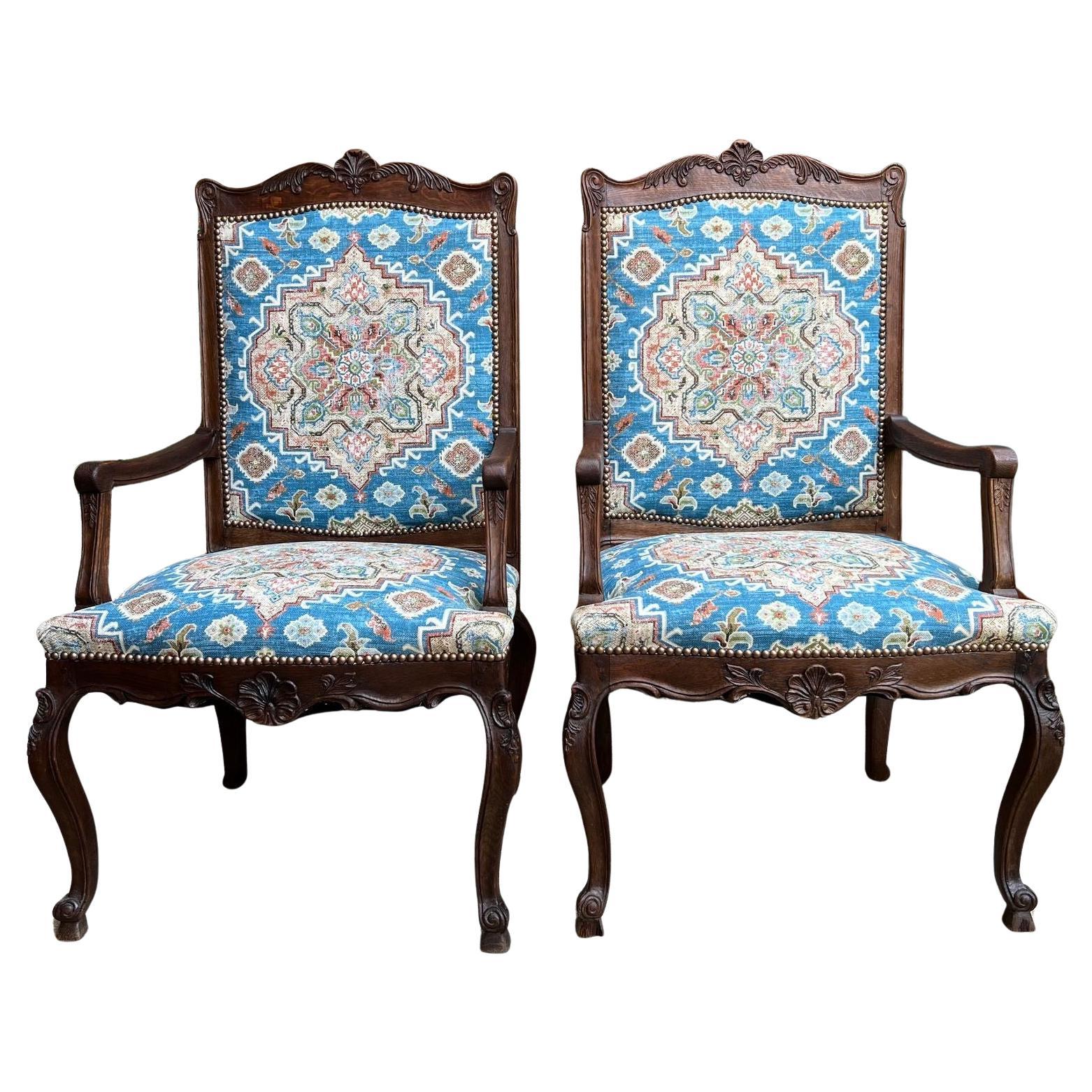COPPIA Antique French Dining Arm Chair Louis XV Carved Oak Blu Persian textile in vendita