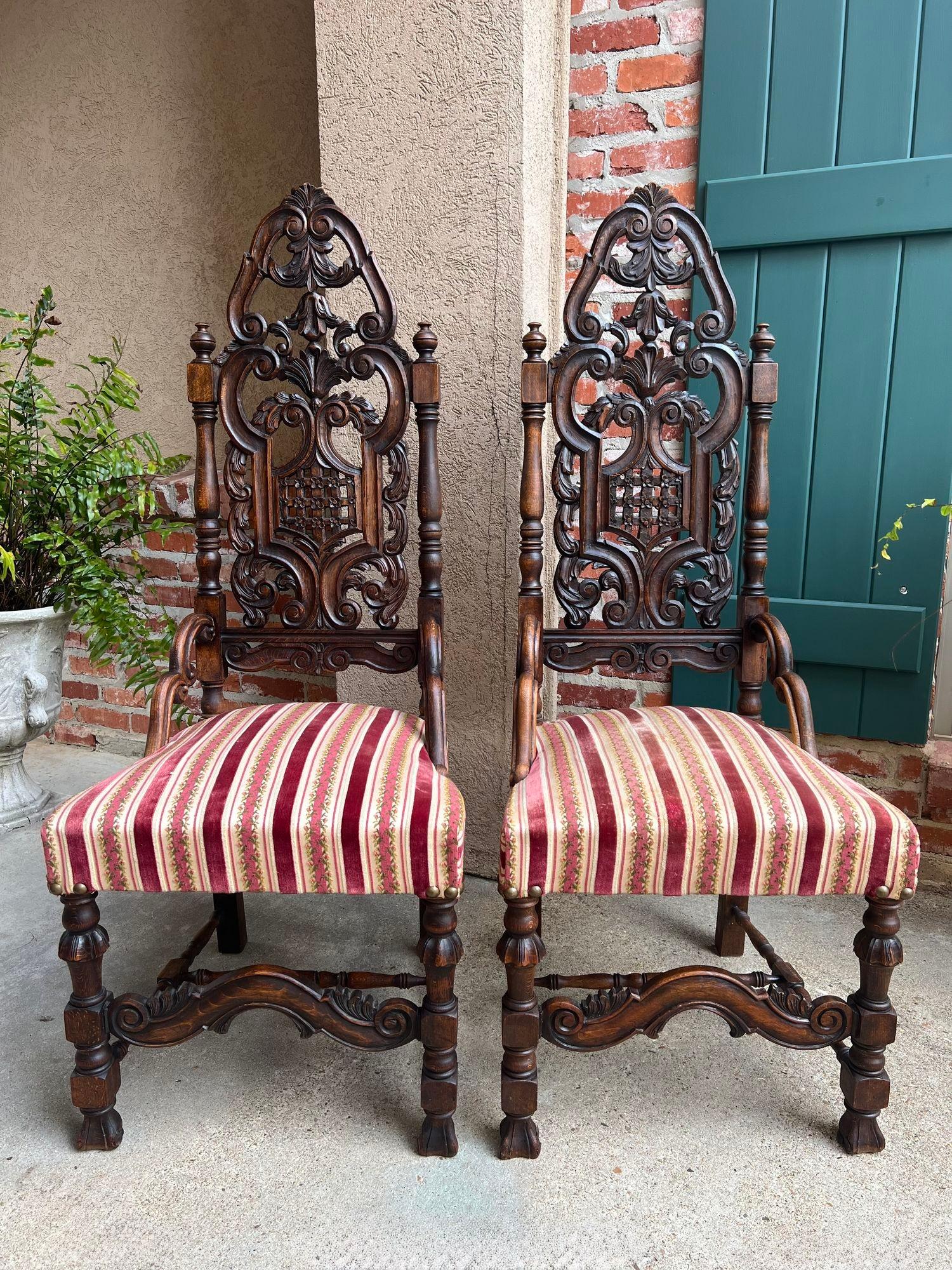 COPPIA Antique French Dining Chairs Renaissance Revival Tall Open Carved Oak Set of 2.

Direttamente dalla Francia, una superba coppia di sedie da pranzo antiche! Le sedie hanno un aspetto maestoso, con un'altezza di 52,75 pollici, e sono