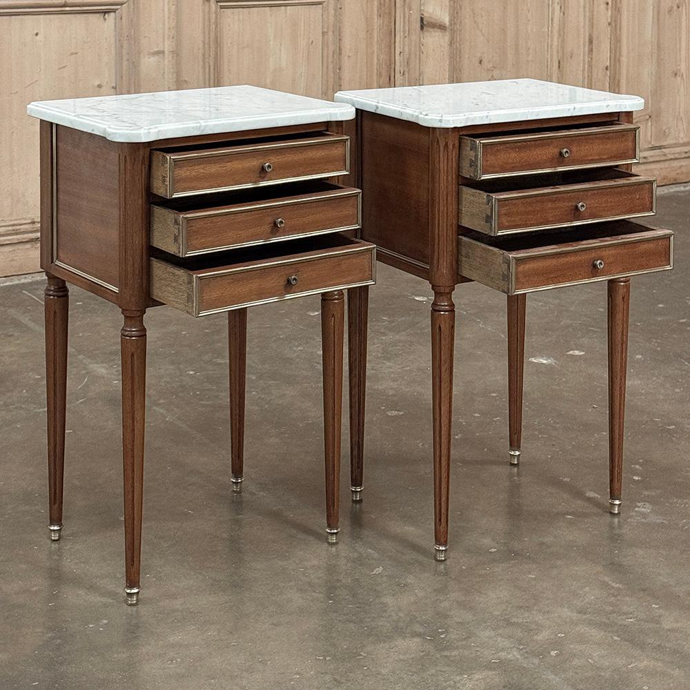 Coppia Antique French Directoire Tavolini in mogano con marmo di Carrara in vendita 7