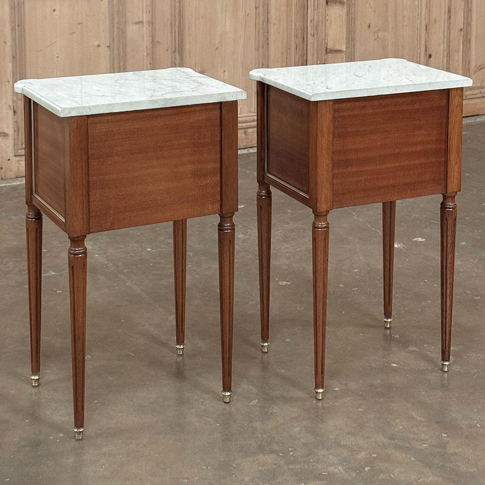 Coppia Antique French Directoire Tavolini in mogano con marmo di Carrara in vendita 10