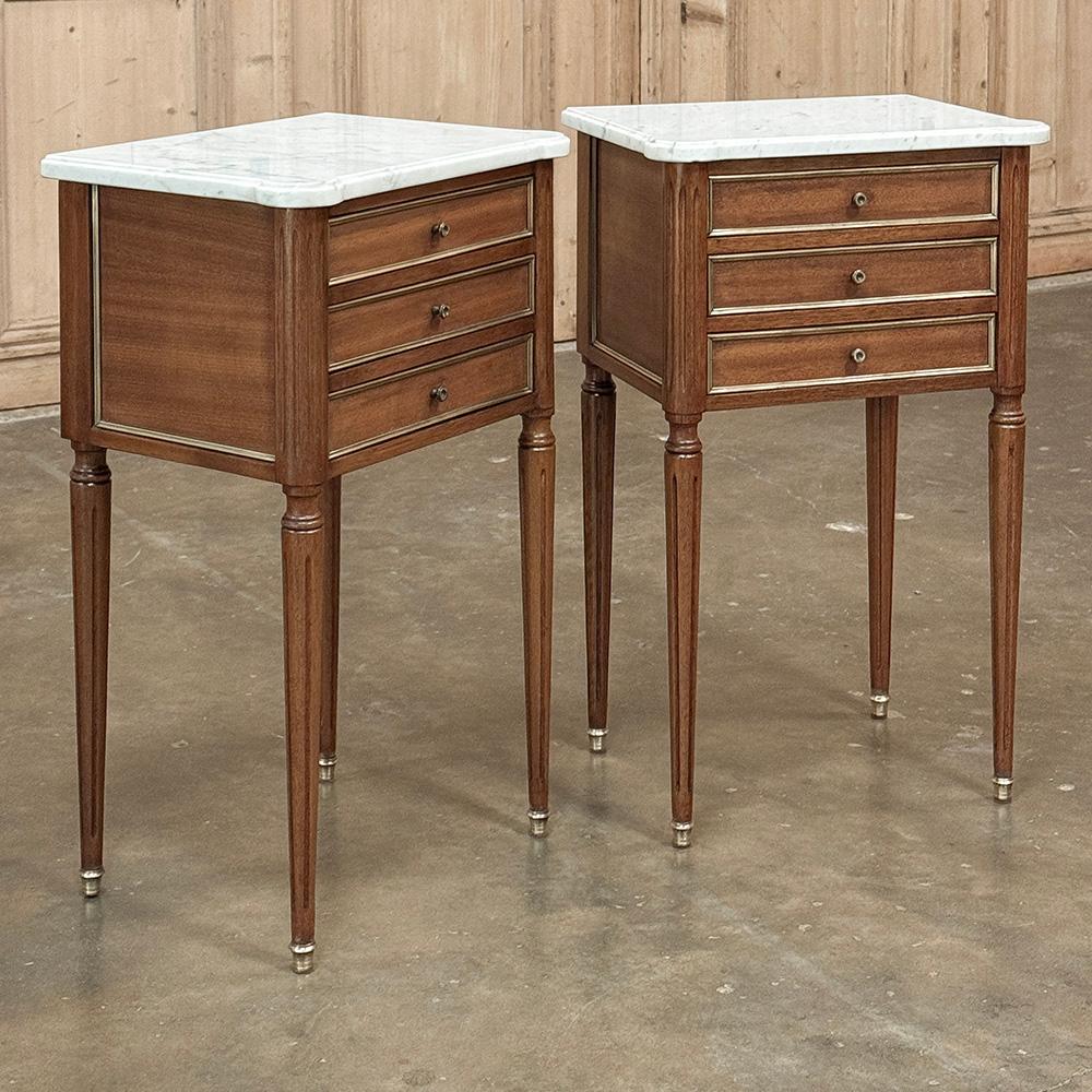 La coppia di tavolini in mogano Antique French Directoire con marmo di Carrara sarà un'aggiunta deliziosa alla tua stanza, fornendo spazio per riporre, esporre, magari per una lampada, tre comodi cassetti e un'eleganza sartoriale che è davvero senza
