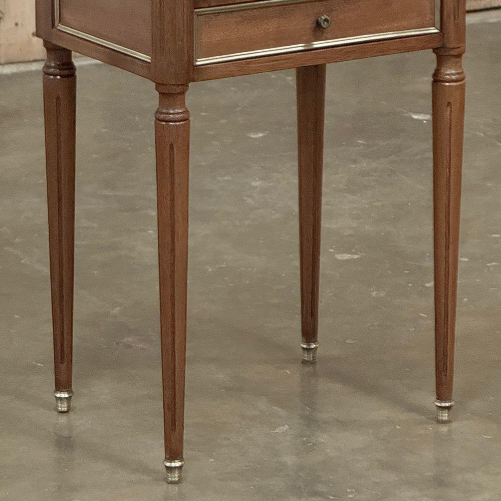 Coppia Antique French Directoire Tavolini in mogano con marmo di Carrara In condizioni buone in vendita a Dallas, TX