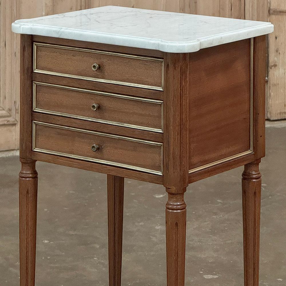 XX secolo Coppia Antique French Directoire Tavolini in mogano con marmo di Carrara in vendita