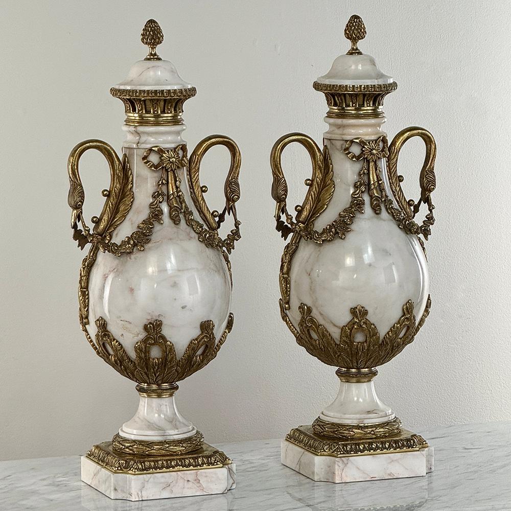 Par de Cassolettes de Mármol de Cararra y Bronce del Imperio Francés ~ ¡Las Urnas de Chimenea serán un acento visual impresionante para cualquier habitación!  Hechos a mano con preciado mármol de Carrara y bronce dorado, cada uno de ellos fue