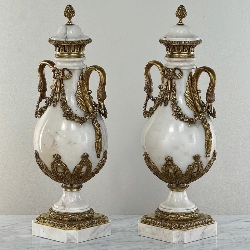 Par de Cassolettes de Mármol y Bronce del Imperio Antique French ~ Urnas de chimenea en Bueno estado para la venta en Dallas, TX