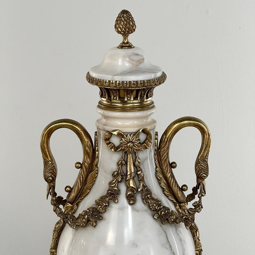 Par de Cassolettes de Mármol y Bronce del Imperio Antique French ~ Urnas de chimenea siglo XX en venta