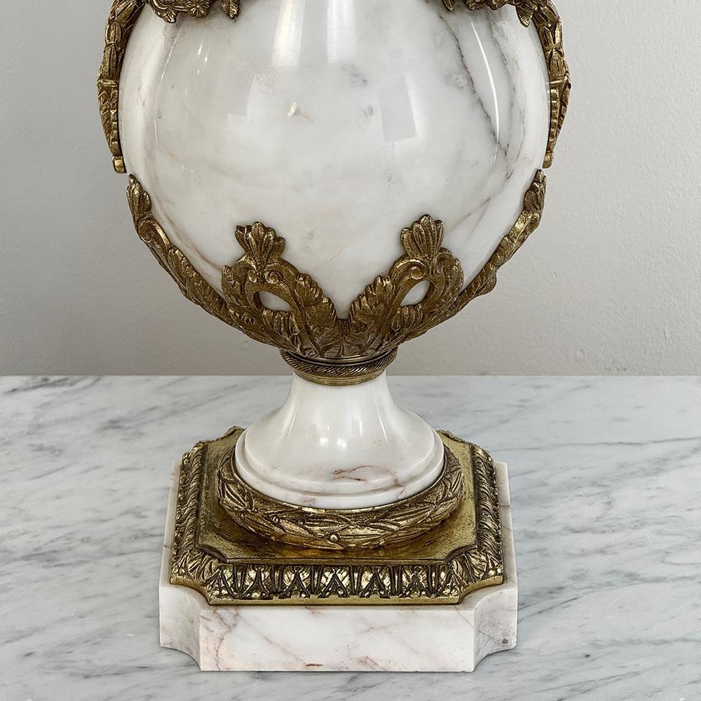 Par de Cassolettes de Mármol y Bronce del Imperio Antique French ~ Urnas de chimenea en venta 2