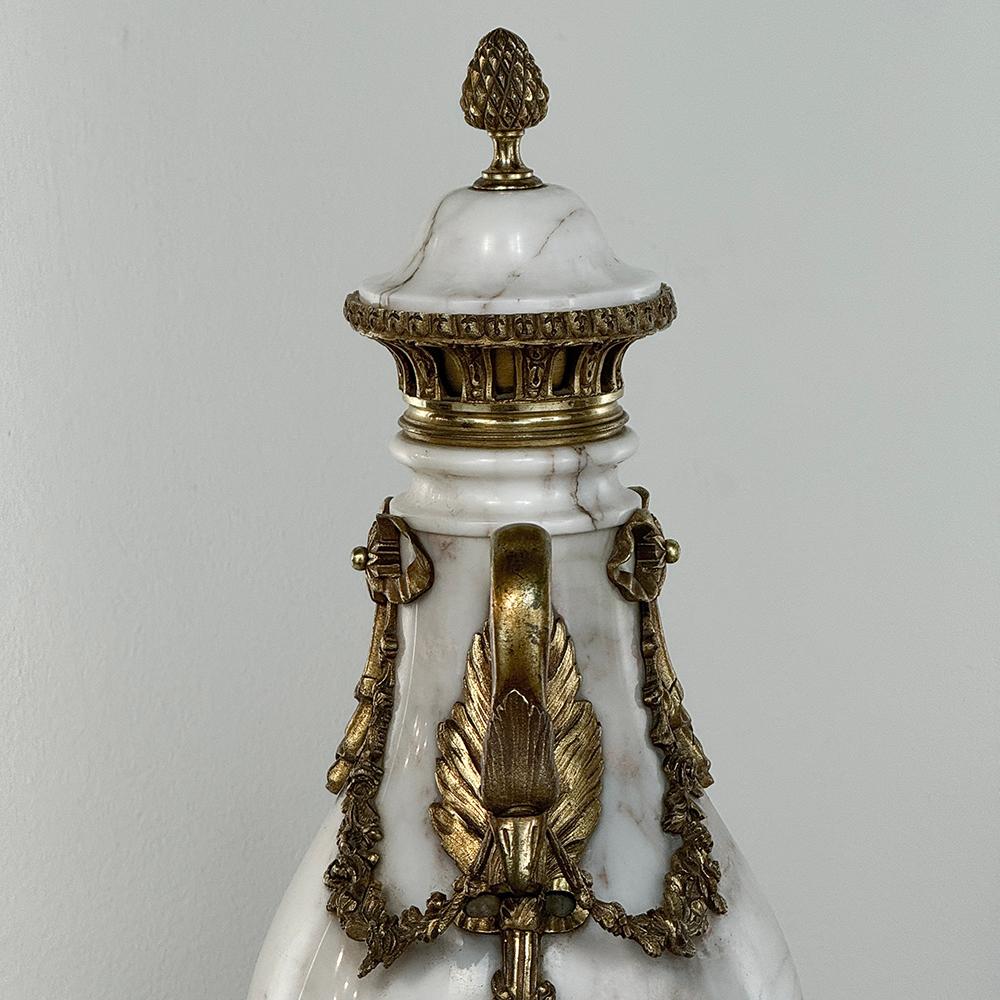 Par de Cassolettes de Mármol y Bronce del Imperio Antique French ~ Urnas de chimenea en venta 3