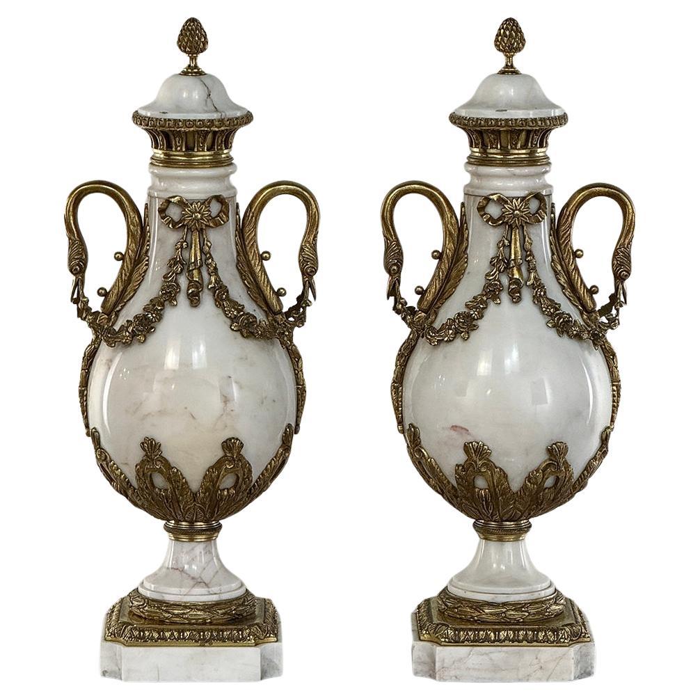 Paar antike französische Empire Cararra-Marmor- und Bronze- Cassolettes ~ Kaminsims-Urnen aus dem Empire-Stil