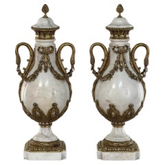 Paar antike französische Empire Cararra-Marmor- und Bronze- Cassolettes ~ Kaminsims-Urnen aus dem Empire-Stil